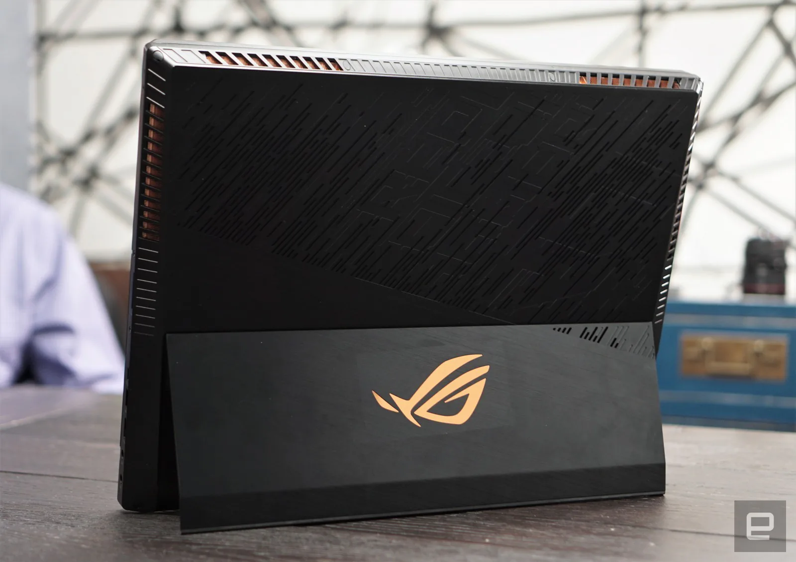ASUS trình làng ROG Mothership laptop chơi game 2-trong-1
