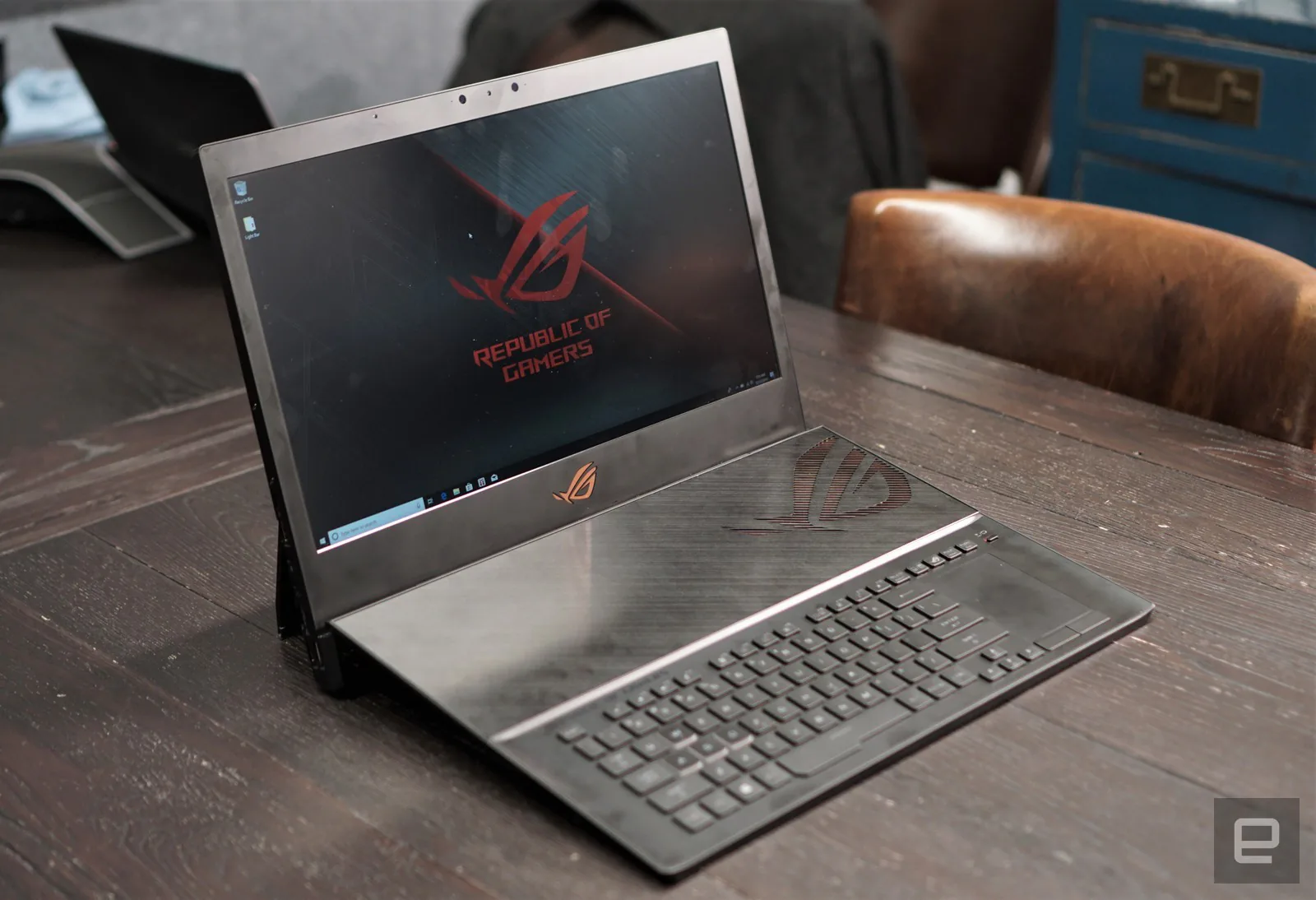 ASUS trình làng ROG Mothership laptop chơi game 2-trong-1