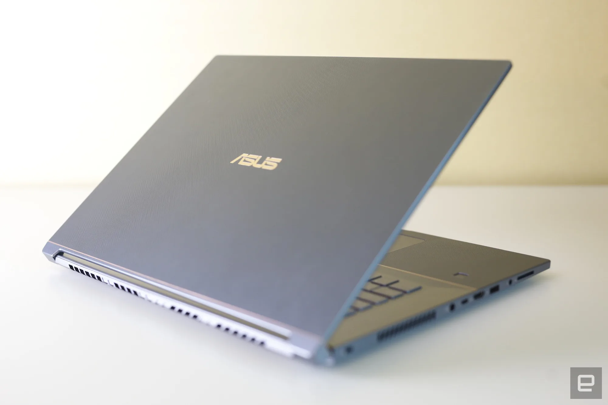 CES 2019: ASUS StudioBook S, chiếc laptop "máy trạm" di động dành cho những nhà sáng tạo