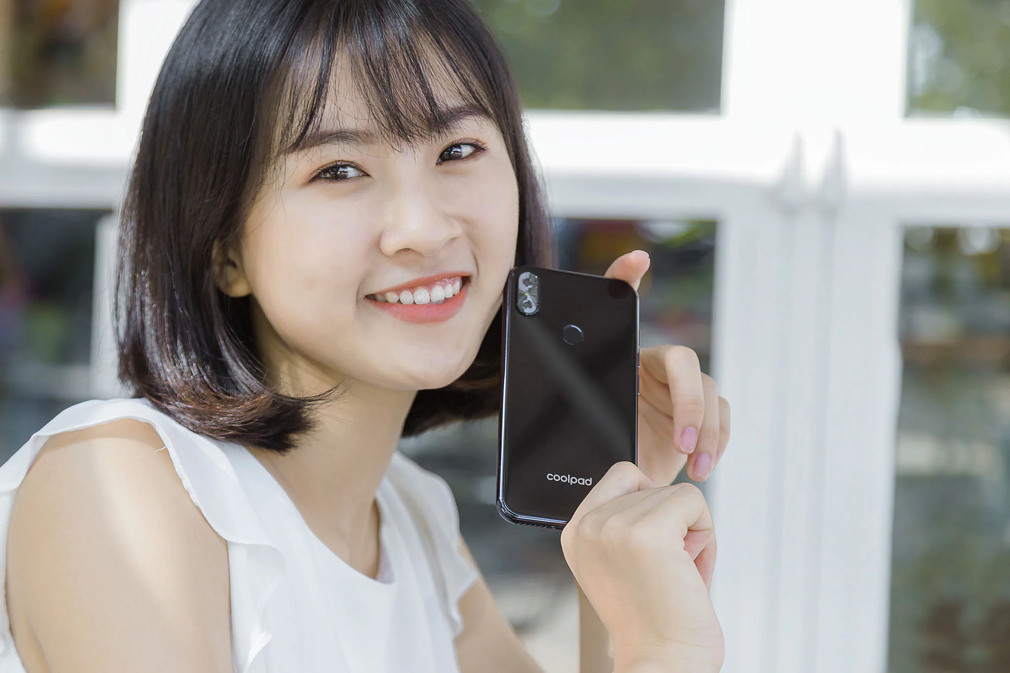 Coolpad N5C chuẩn bị lên kệ Thế giới di động, thiết kế tai thỏ, mặt lưng kính, hai lựa chọn màu, giá 2.390.000 đồng