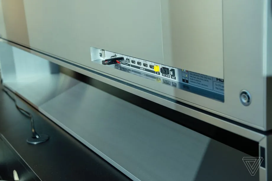 CES 2019: Chiêm ngưỡng chiếc TV 'cuộn được' đến từ LG
