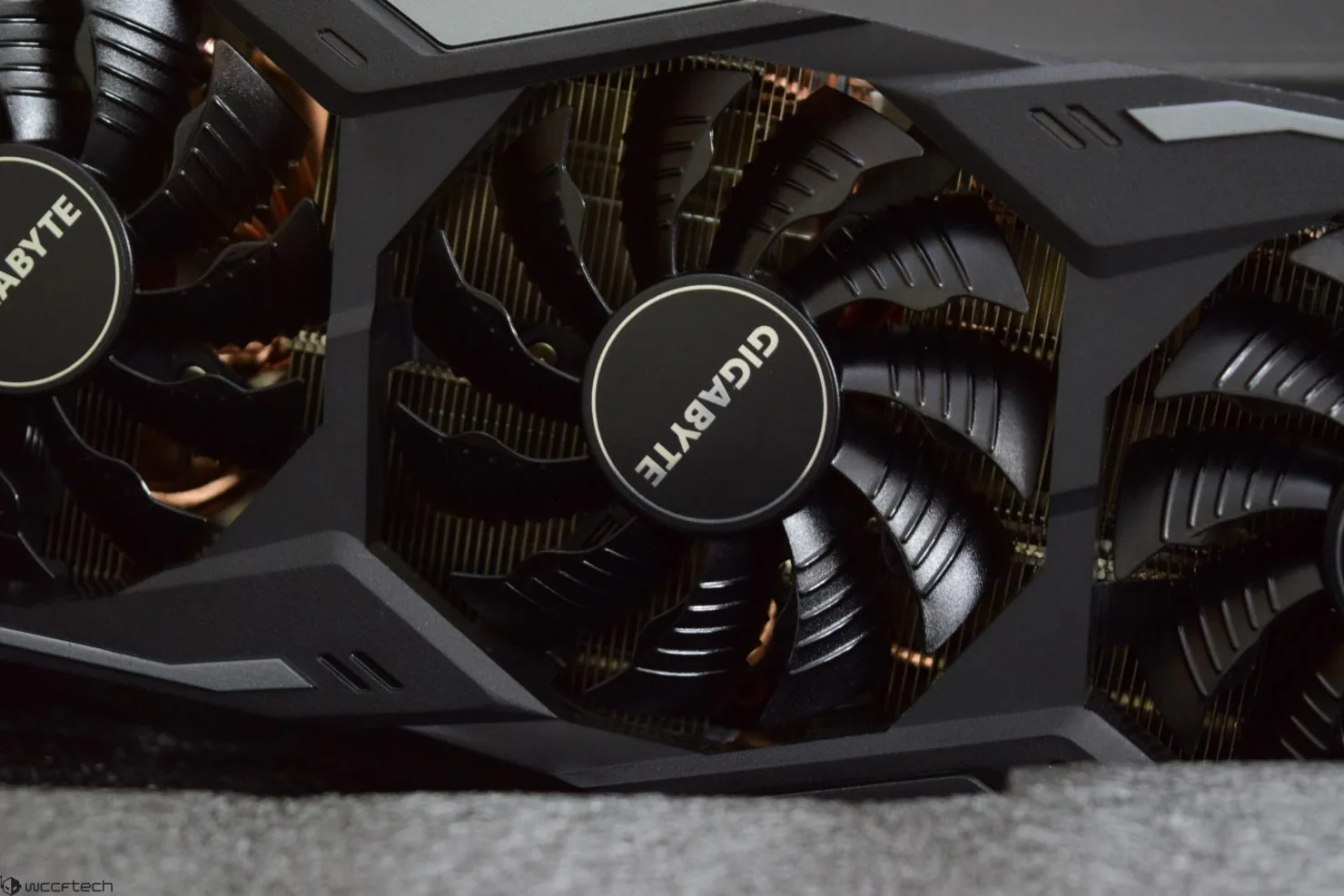 Trên tay Gigabyte GeForce RTX 2080 Ti Gaming OC: To nạc và nhiều công nghệ tích hợp