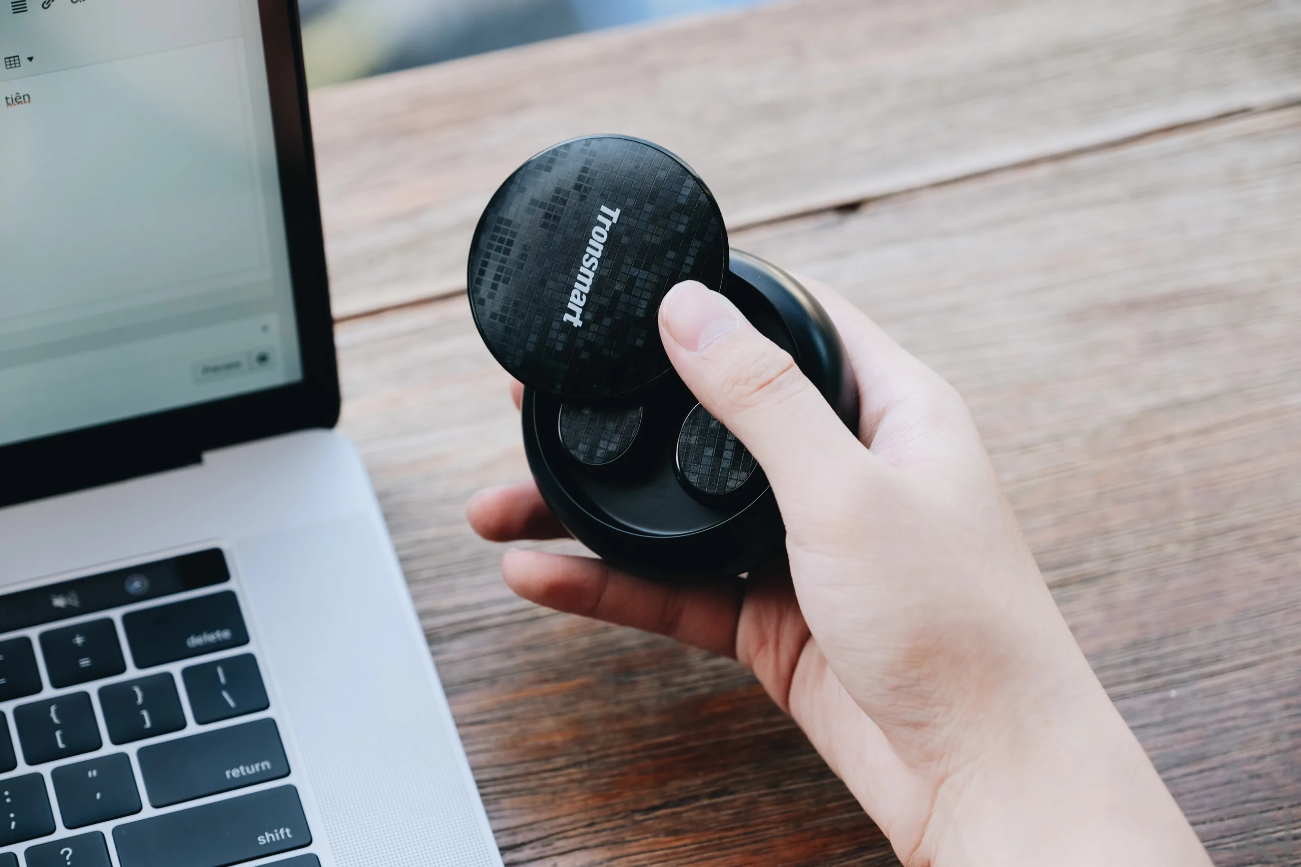 Đánh giá tai nghe không dây Tronsmart Encore Spunky Buds TWS: Chống nước IPX5, cảm ứng chạm, giá 1.1 triệu
