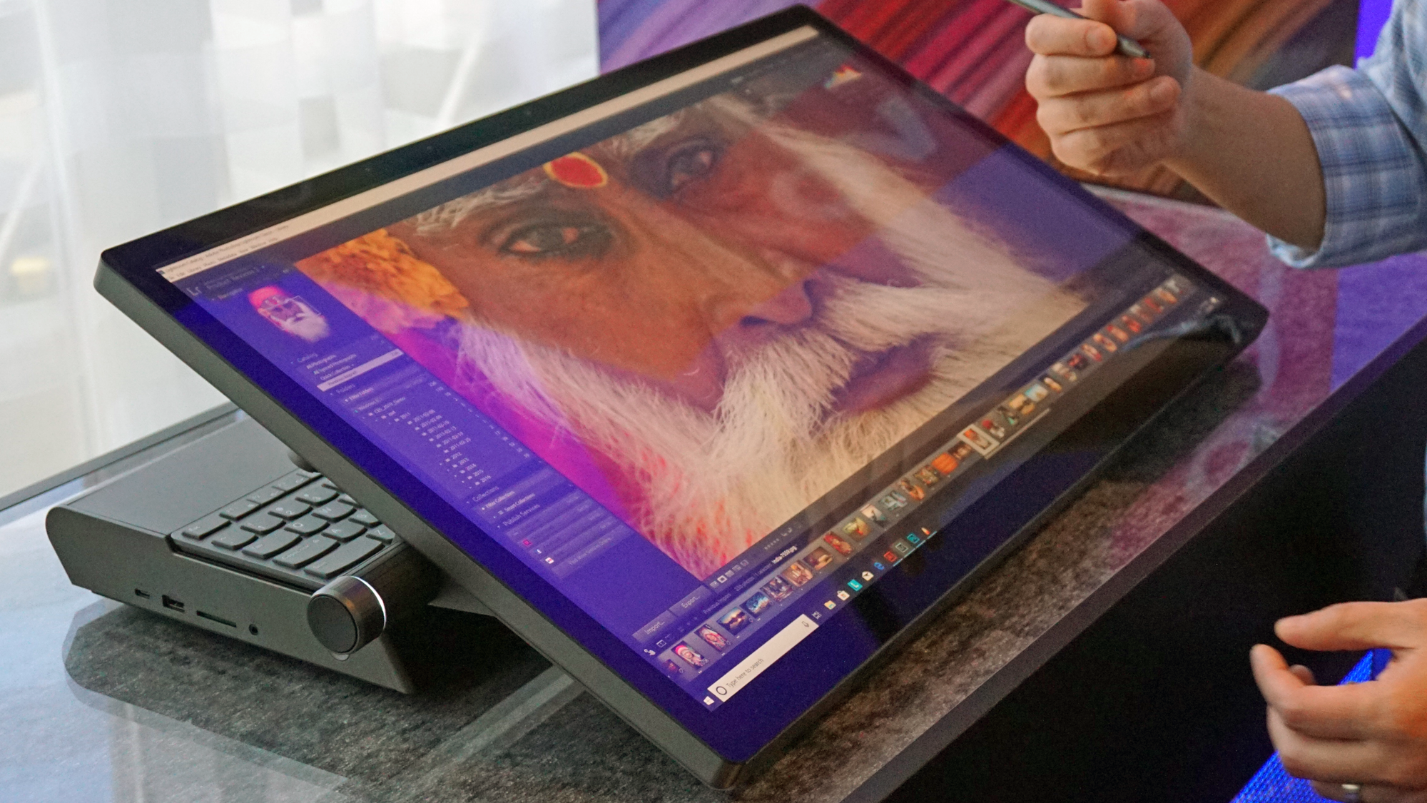 CES 2019: Lenovo tự làm ra chiếc Surface Studio cho riêng mình, giá rẻ hơn