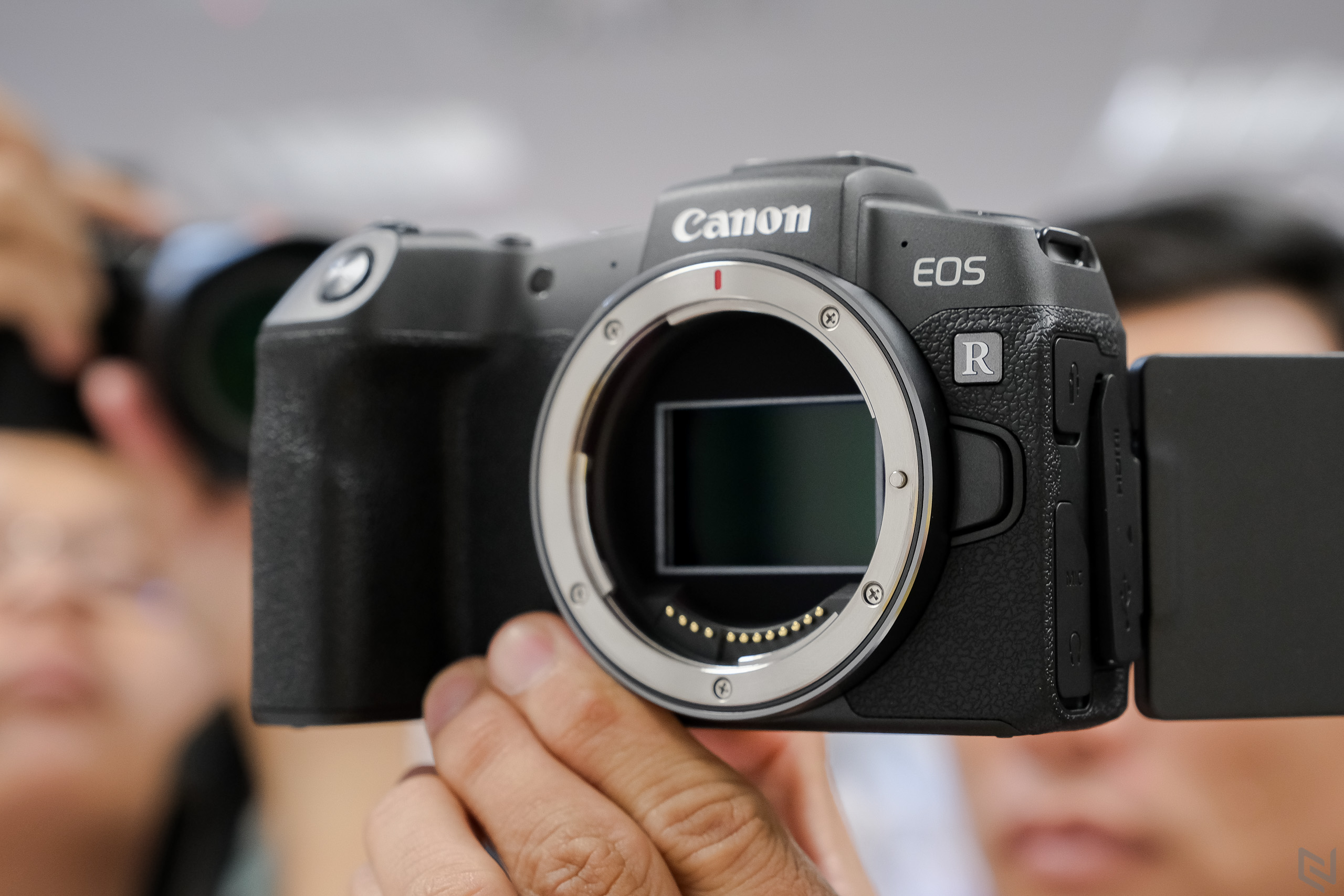 Canon ra mắt máy ảnh full-frame EOS RP tại Việt Nam, lựa chọn cho start up photographer, giá 38 triệu