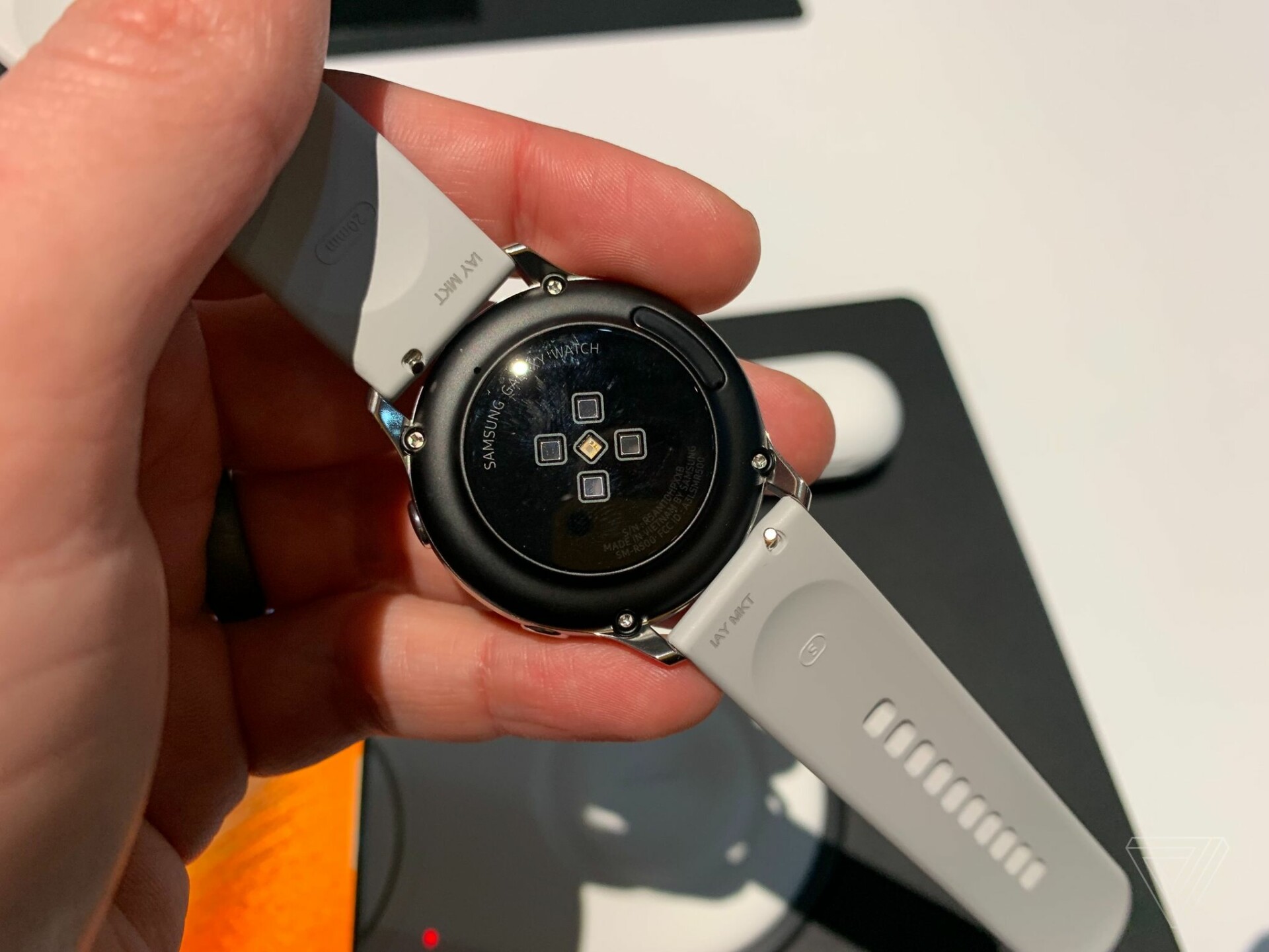 Samsung ra mắt Galaxy Watch Active, đồng hồ thông minh dành cho người thích thể thao