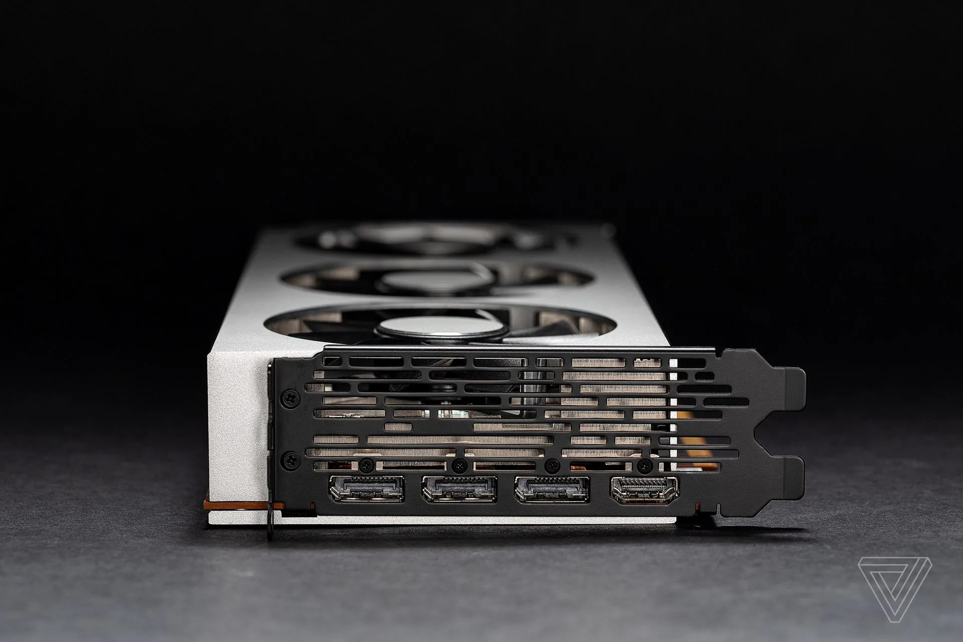 Radeon VII là câu trả lời thô bạo nhất của AMD dành cho NVIDIA
