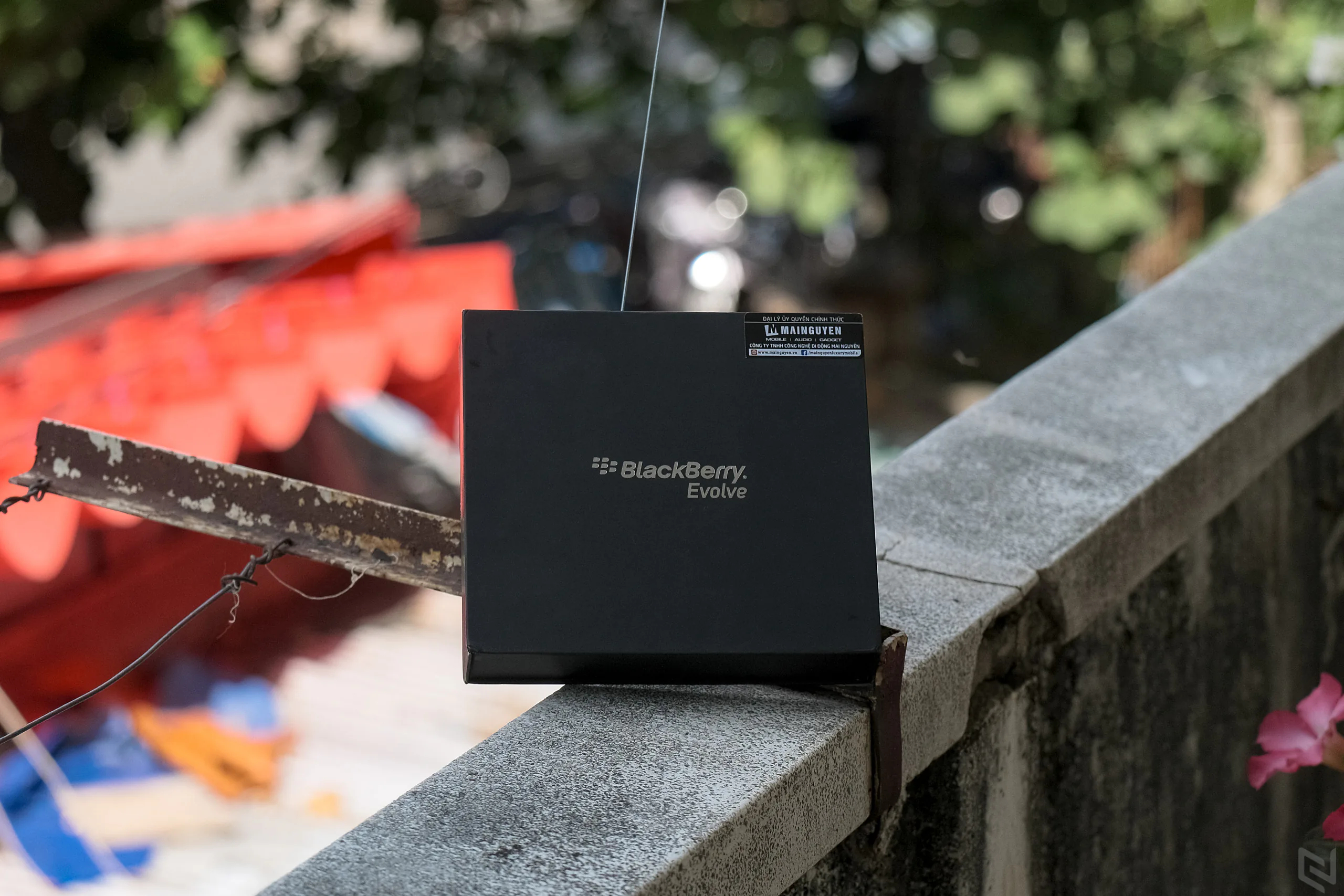 Trên tay BlackBerry Evolve, không còn bàn phím vật lý, hoàn thiện rất tốt cho phân khúc tầm trung, giá 7.990.000VND
