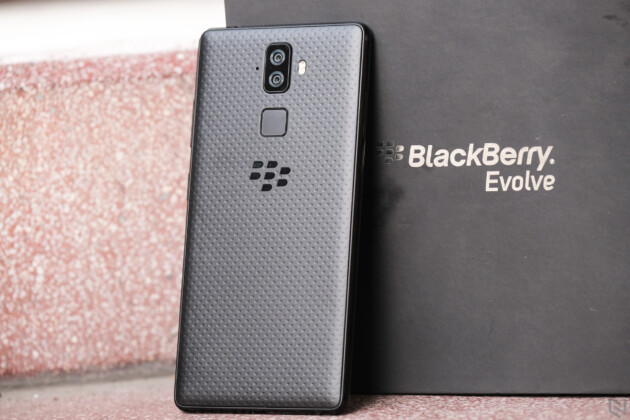 Trên tay BlackBerry Evolve, không còn bàn phím vật lý, hoàn thiện rất tốt cho phân khúc tầm trung, giá 7.990.000VND
