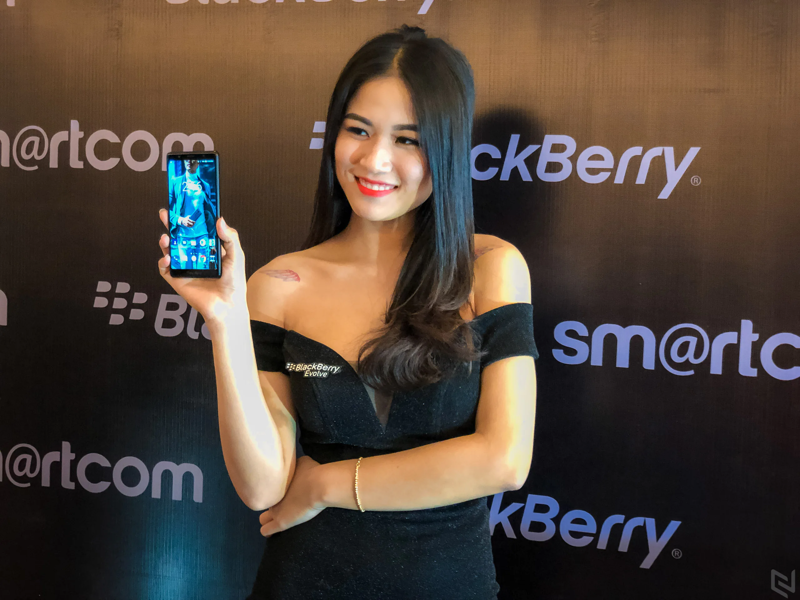 BlackBerry Evolve ra mắt tại Việt Nam: Màn hình lớn, pin khủng, tặng kèm tai nghe JBL khi đặt hàng sớm