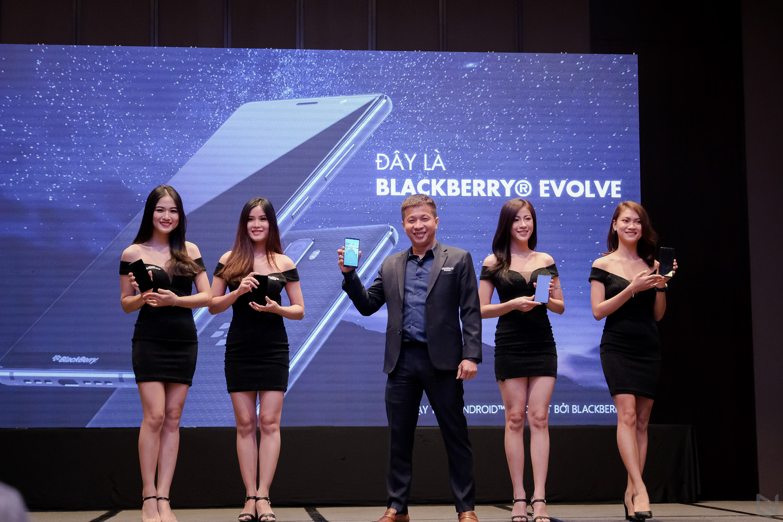 BlackBerry Evolve ra mắt tại Việt Nam: Màn hình lớn, pin khủng, tặng kèm tai nghe JBL khi đặt hàng sớm