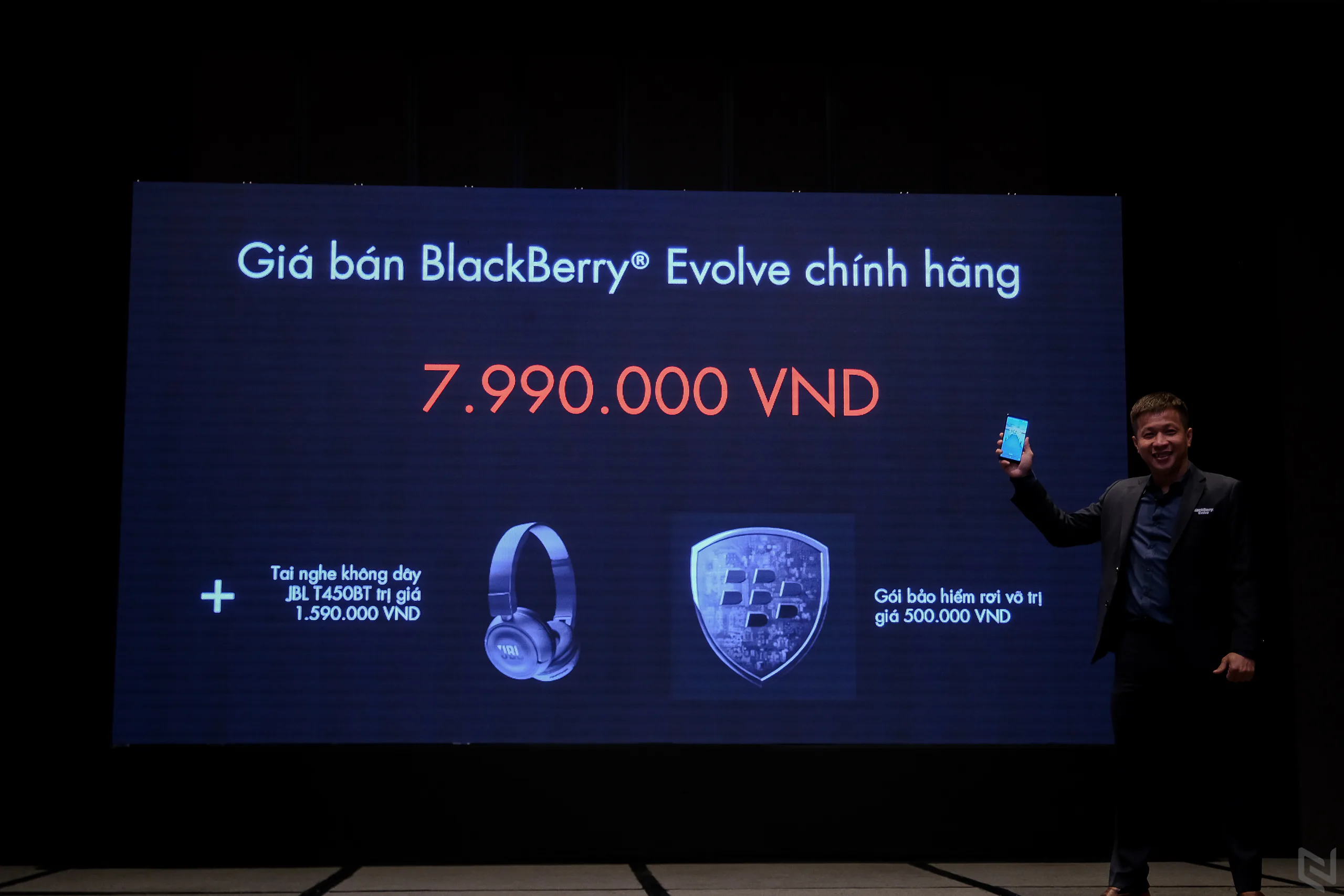 BlackBerry Evolve ra mắt tại Việt Nam: Màn hình lớn, pin khủng, tặng kèm tai nghe JBL khi đặt hàng sớm