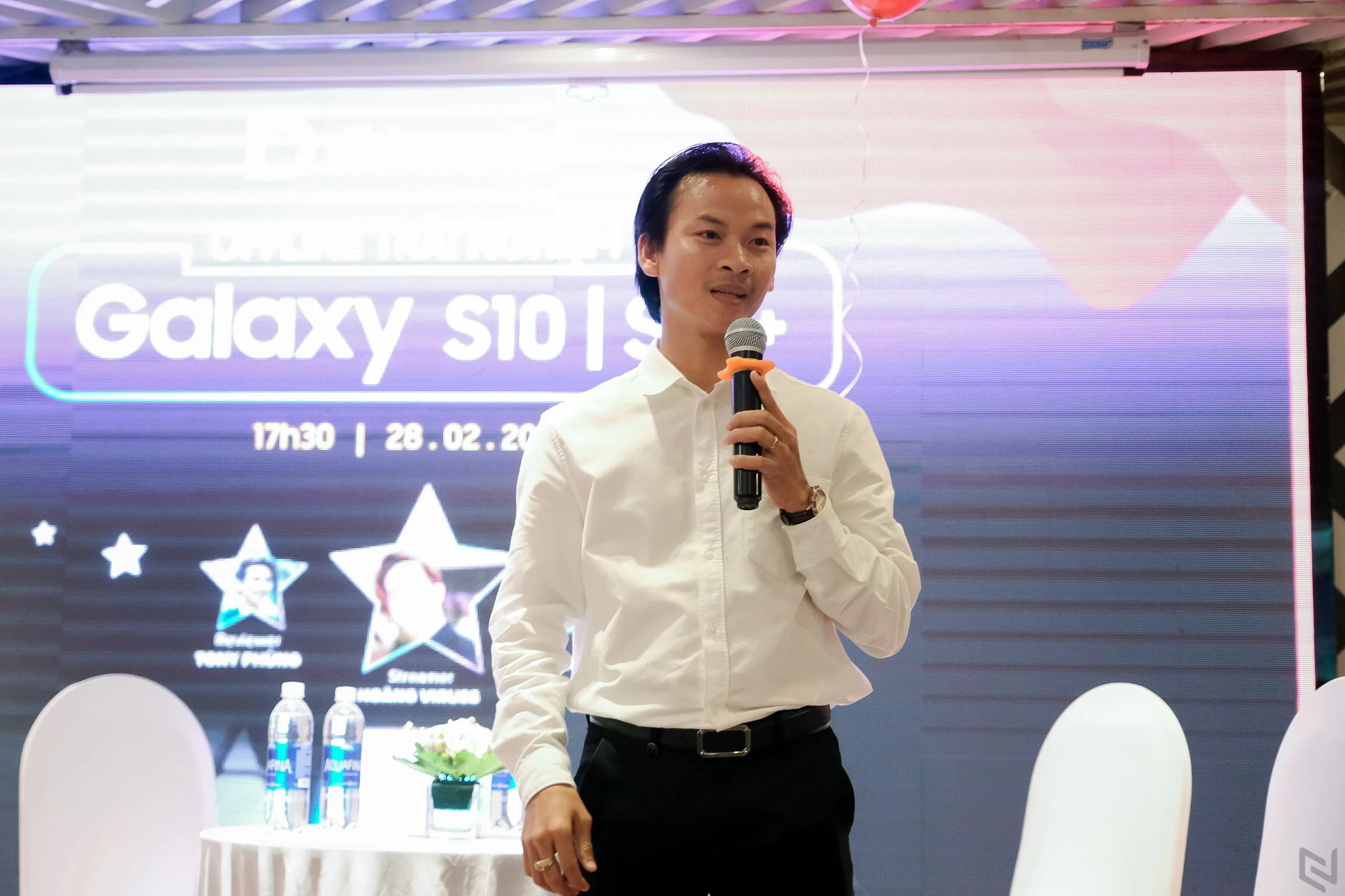 Nhà bán lẻ đầu tiên Việt Nam tổ chức Tech Offline thử độ bền và tháo tung Galaxy S10