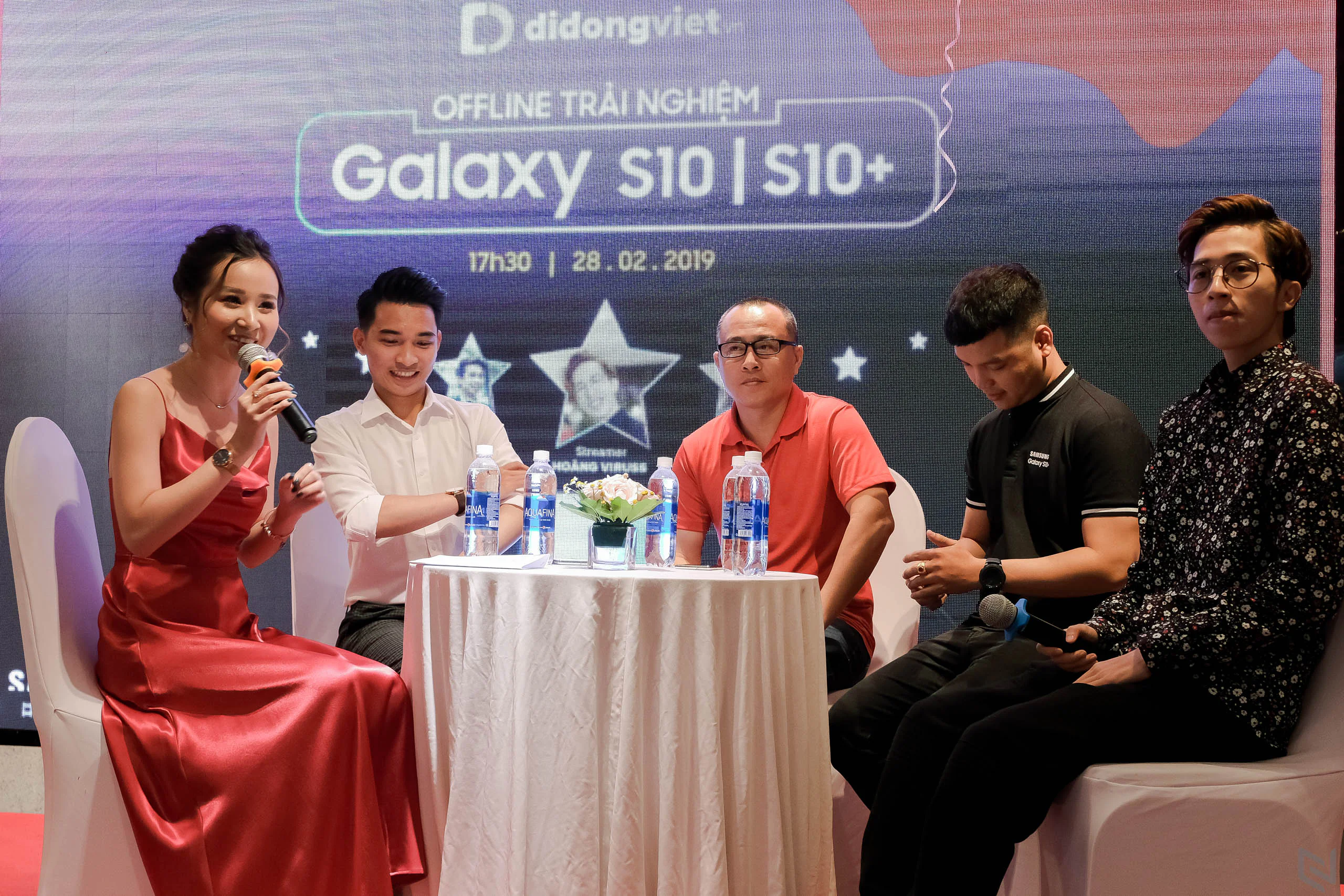 Nhà bán lẻ đầu tiên Việt Nam tổ chức Tech Offline thử độ bền và tháo tung Galaxy S10