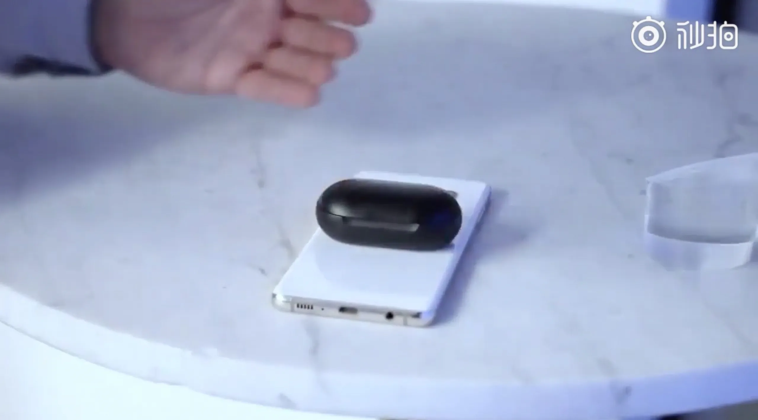 Video trên tay Galaxy S10 và S10+ trước ngày ra mắt, 3 camera sau, cảm biến vân tay trong màn hình, sạc ngược không dây,
