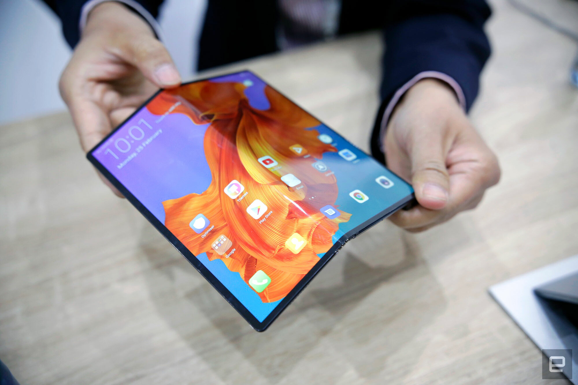 Huawei sẽ tung smartphone gập Mate X bản nâng cấp bản lề mới vào năm sau