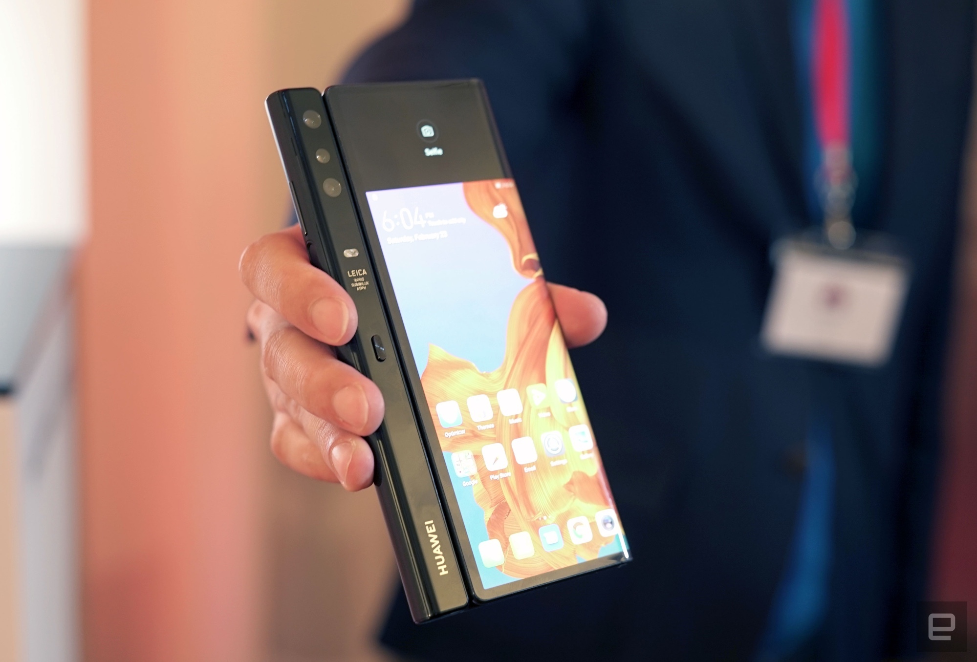 #MWC2019: Huawei Mate X ra mắt, đối thủ smartphone màn hình gập của Samsung có gì?