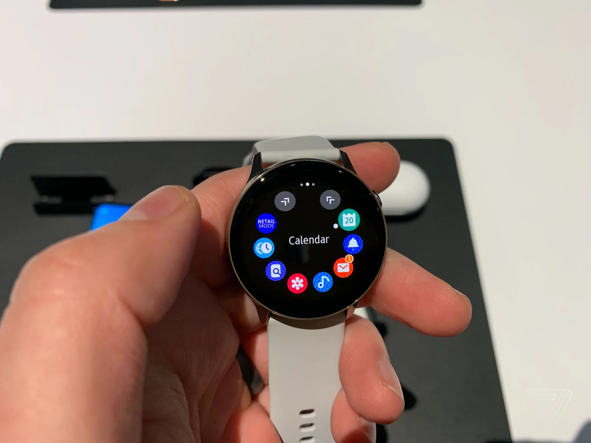 Samsung ra mắt Galaxy Watch Active, đồng hồ thông minh dành cho người thích thể thao