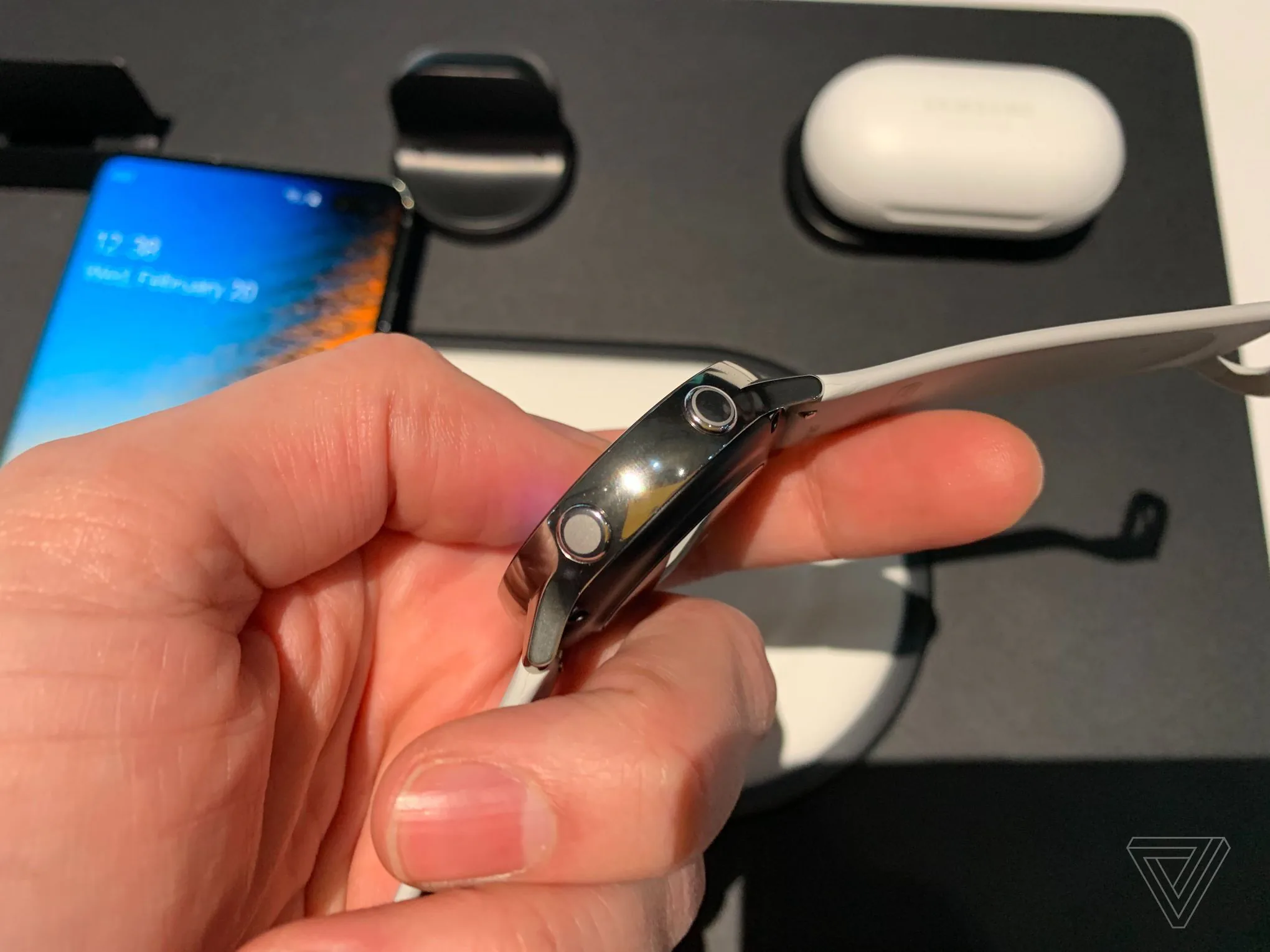 Samsung ra mắt Galaxy Watch Active, đồng hồ thông minh dành cho người thích thể thao