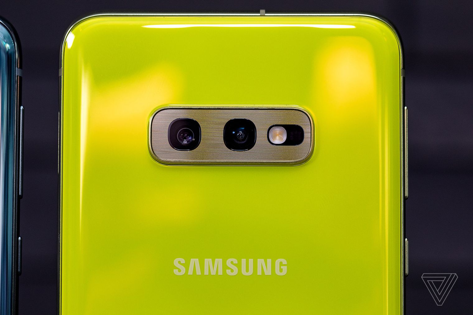 Samsung Galaxy S10e: Hiệu năng của S10, màn hình Full HD+, camera kép
