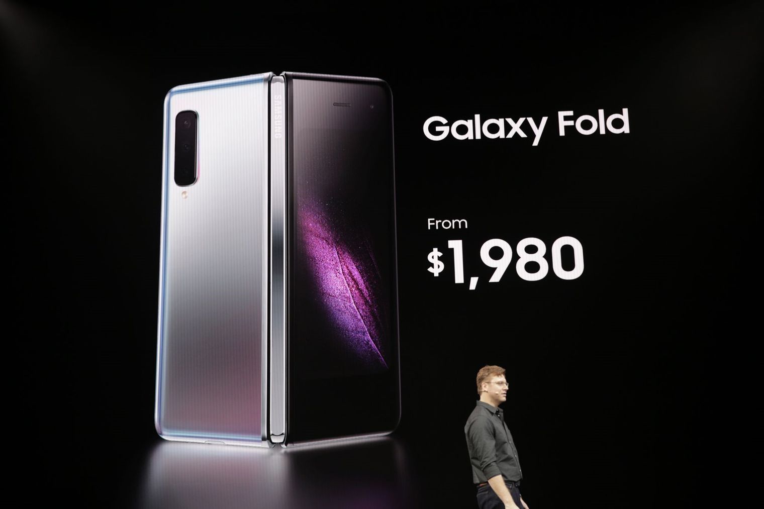 Samsung ra mắt chiếc Galaxy Fold màn hình gập tại sự kiện 10 năm, giá $1980 bán ra từ 26 tháng 4