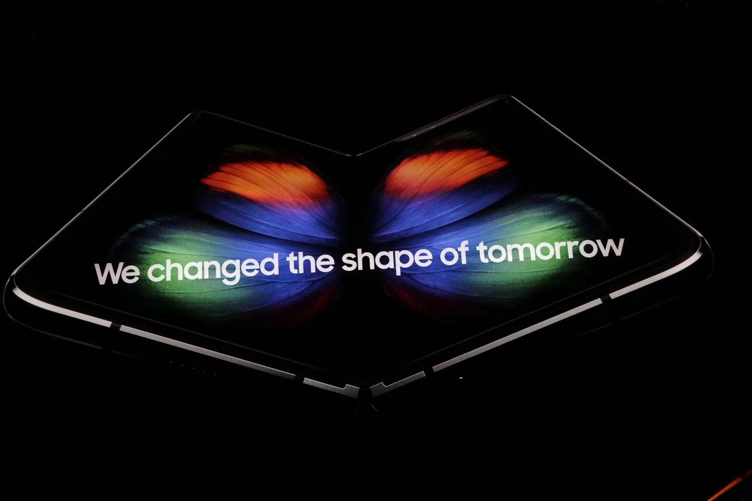 Samsung ra mắt chiếc Galaxy Fold màn hình gập tại sự kiện 10 năm, giá $1980 bán ra từ 26 tháng 4