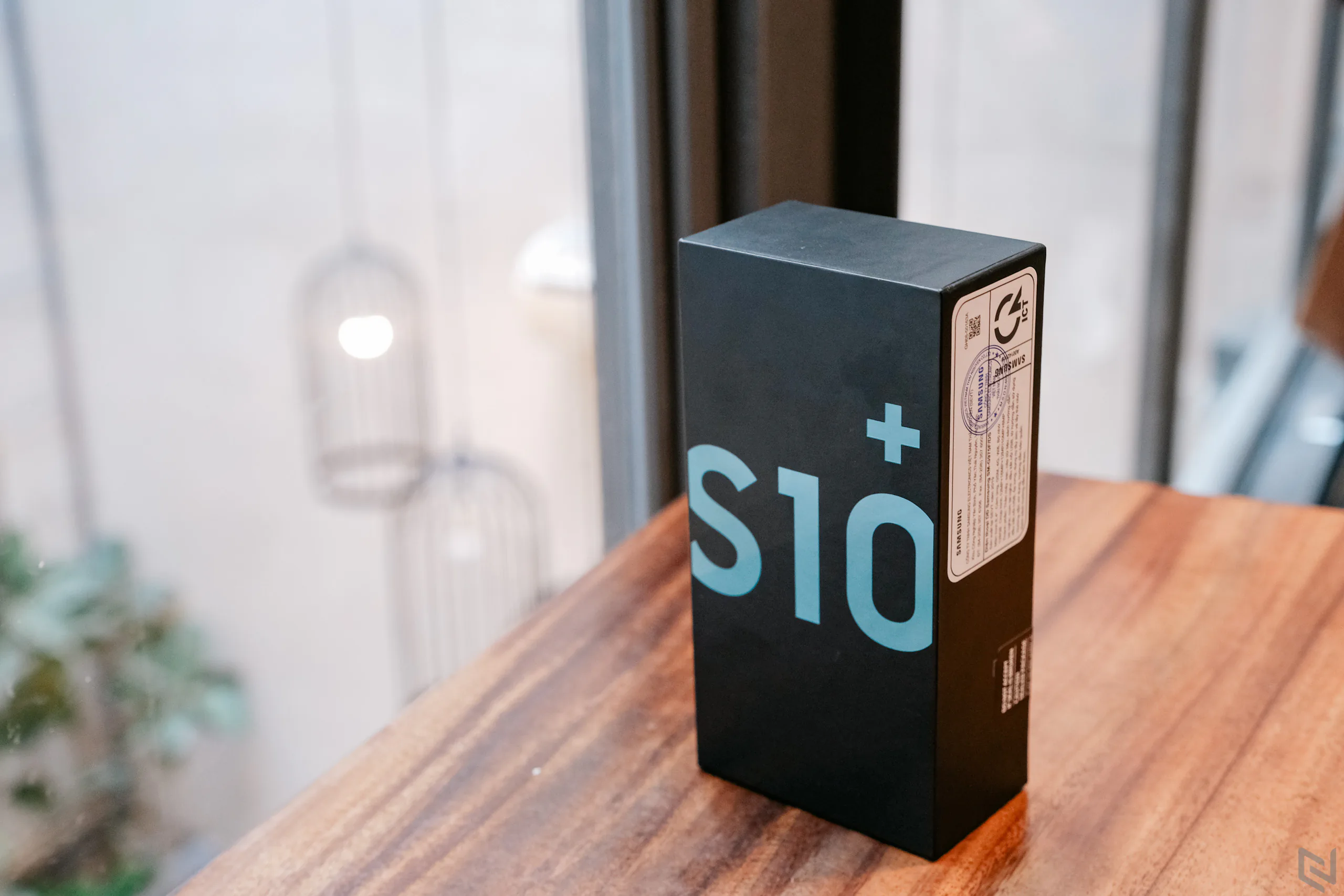 Mở hộp Samsung Galaxy S10+ chính hãng tại Việt Nam, màu Xanh Lục Bảo ấn tượng, rất nhiều công nghệ mới