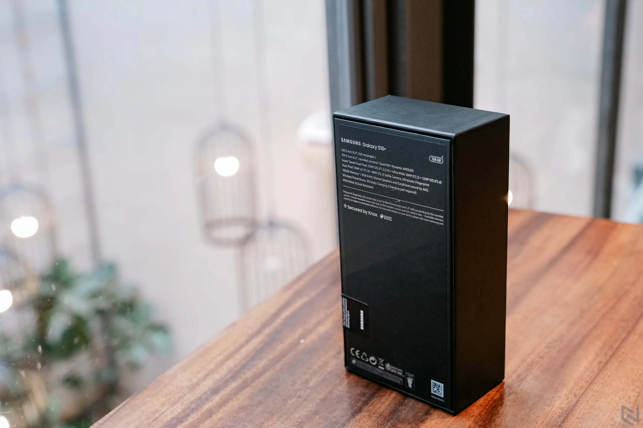Mở hộp Samsung Galaxy S10+ chính hãng tại Việt Nam, màu Xanh Lục Bảo ấn tượng, rất nhiều công nghệ mới
