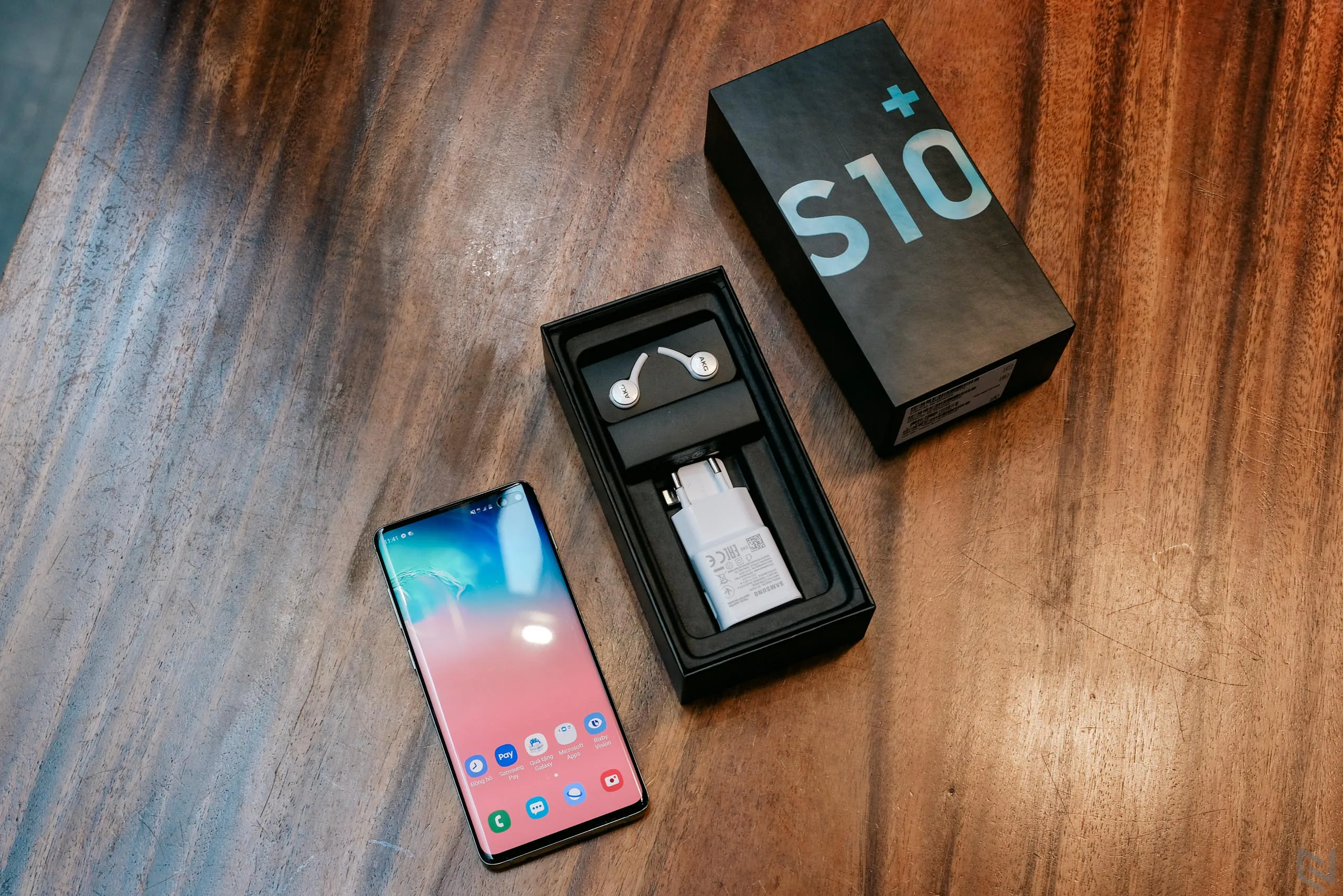 Mở hộp Samsung Galaxy S10+ chính hãng tại Việt Nam, màu Xanh Lục Bảo ấn tượng, rất nhiều công nghệ mới