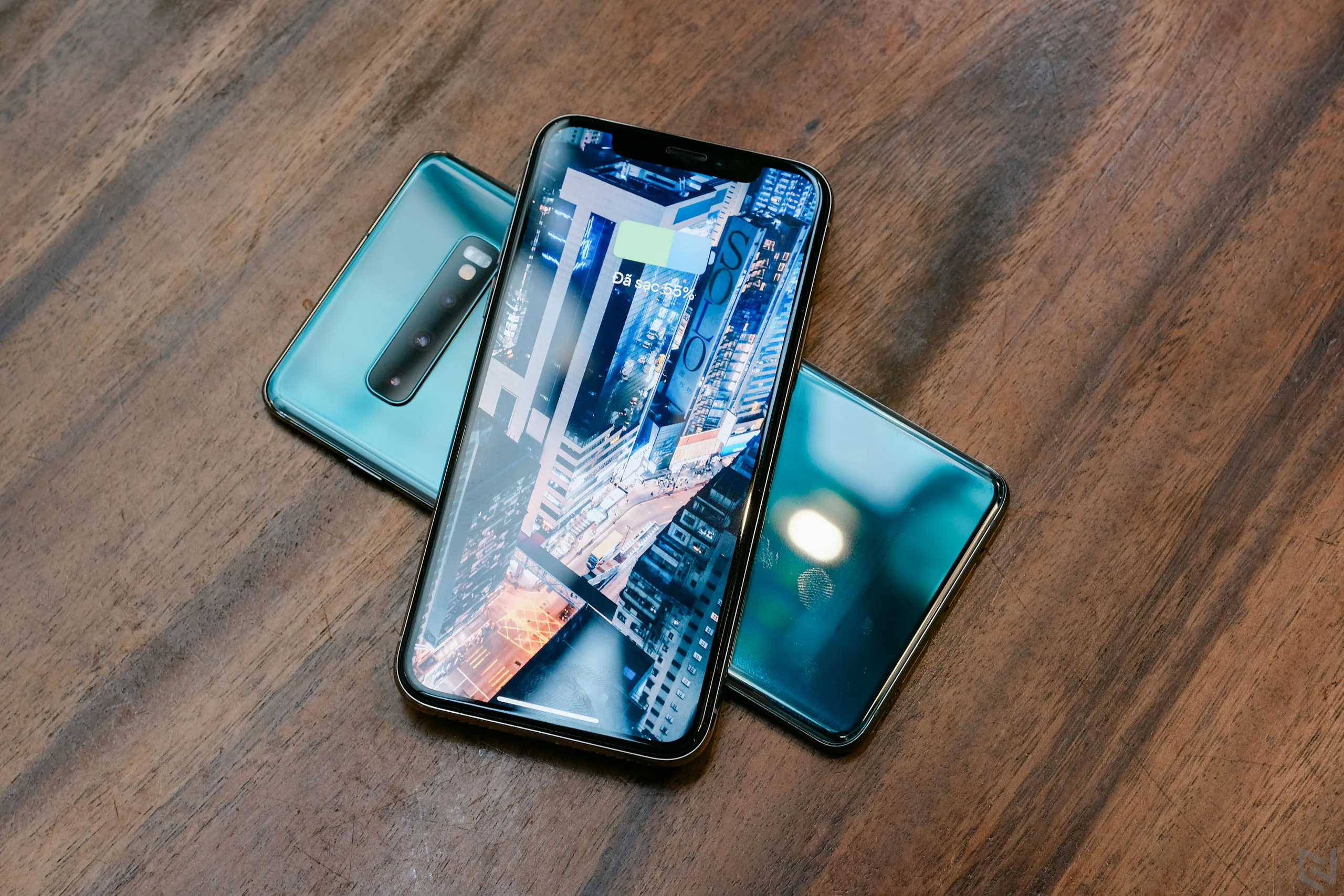 Mở hộp Samsung Galaxy S10+ chính hãng tại Việt Nam, màu Xanh Lục Bảo ấn tượng, rất nhiều công nghệ mới