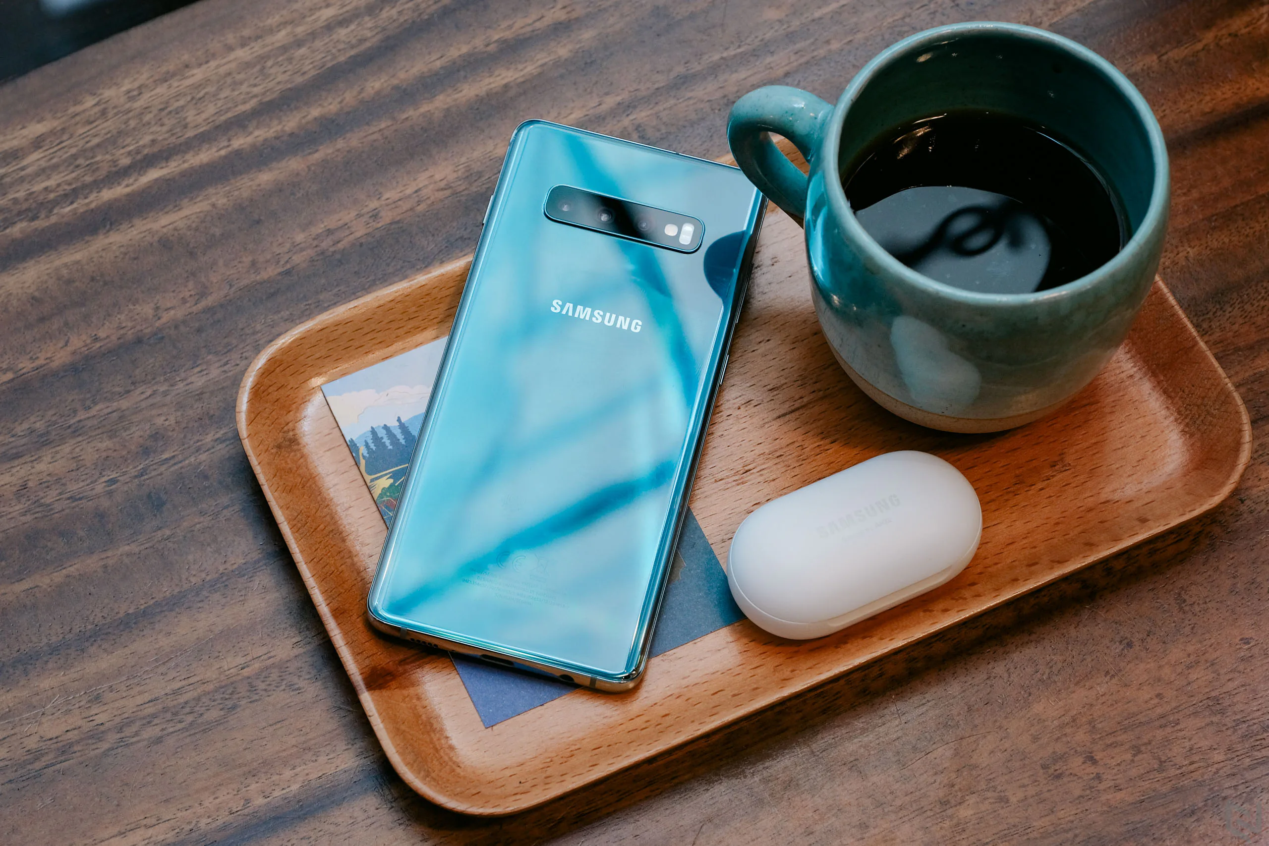 Mở hộp Samsung Galaxy S10+ chính hãng tại Việt Nam, màu Xanh Lục Bảo ấn tượng, rất nhiều công nghệ mới