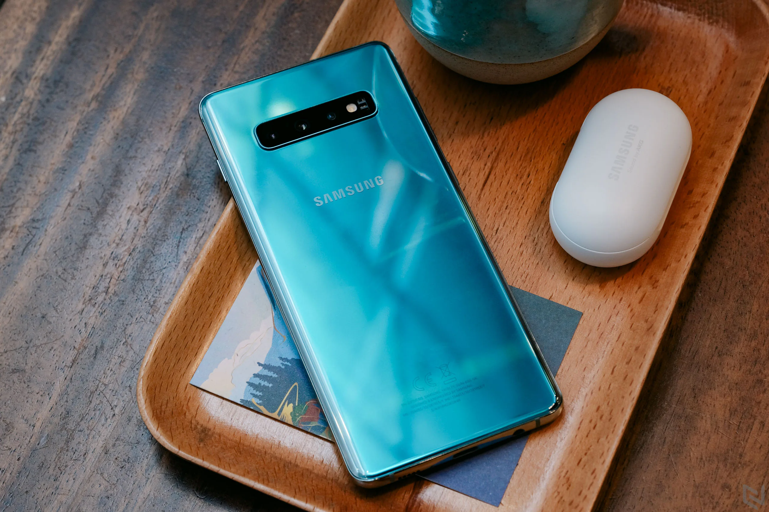 Mở hộp Samsung Galaxy S10+ chính hãng tại Việt Nam, màu Xanh Lục Bảo ấn tượng, rất nhiều công nghệ mới
