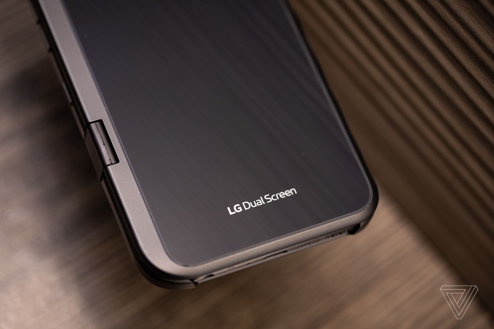 #MWC2019: LG ra mắt V50 cũng là điện thoại gập nhưng sẽ cần đến phụ kiện