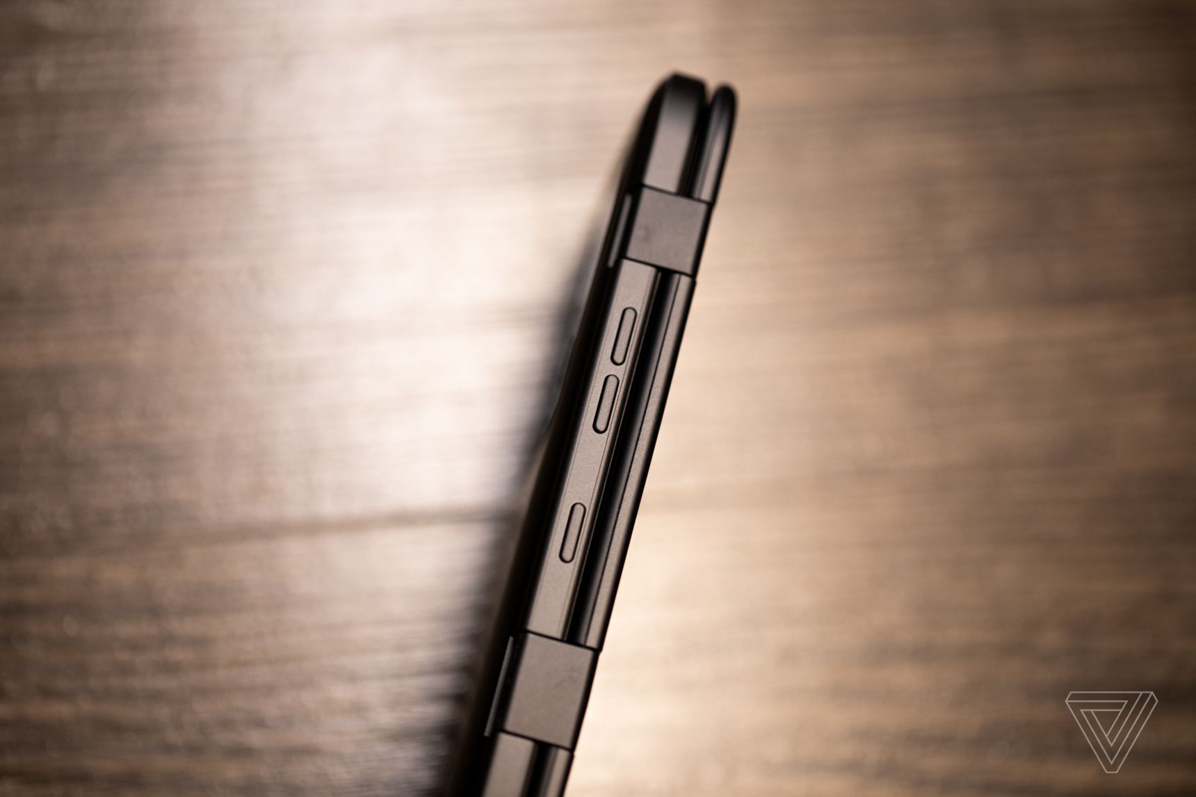 #MWC2019: LG ra mắt V50 cũng là điện thoại gập nhưng sẽ cần đến phụ kiện