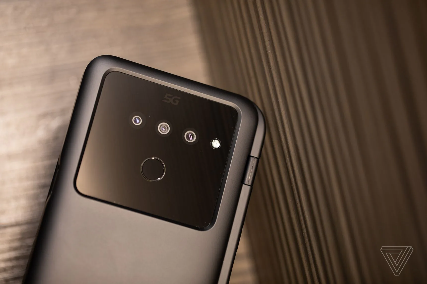 #MWC2019: LG ra mắt V50 cũng là điện thoại gập nhưng sẽ cần đến phụ kiện