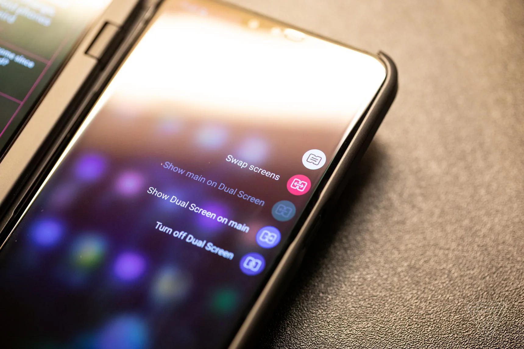 #MWC2019: LG ra mắt V50 cũng là điện thoại gập nhưng sẽ cần đến phụ kiện