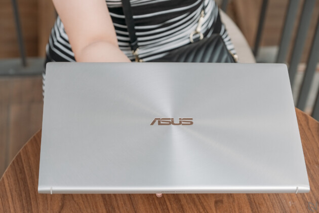 ASUS ZenBook 15 UX533FD: ngoài danh hiệu laptop 15 inch nhỏ nhất thế giới còn có gì?