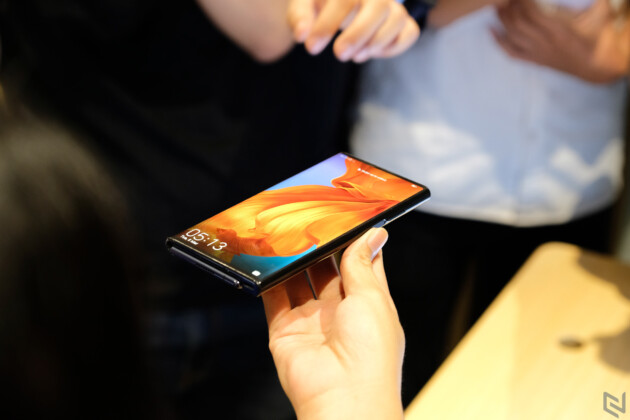 Huawei trình diễn Mate X tại Việt Nam: kết nối 5G, màn hình gập, tương lai điện thoại là đây