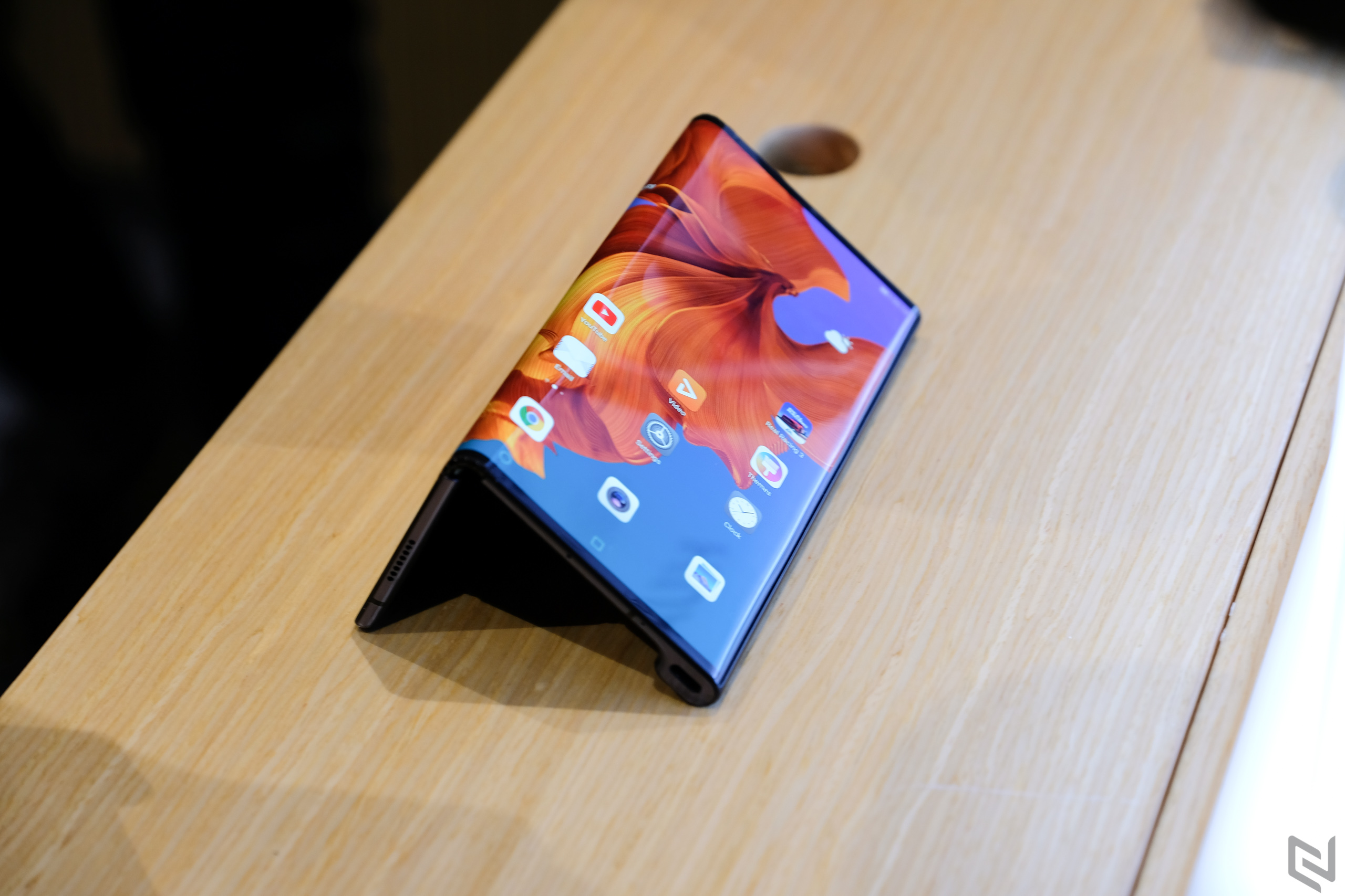 Smartphone gập Huawei Mate X sẽ được bán ra vào cuối tháng này