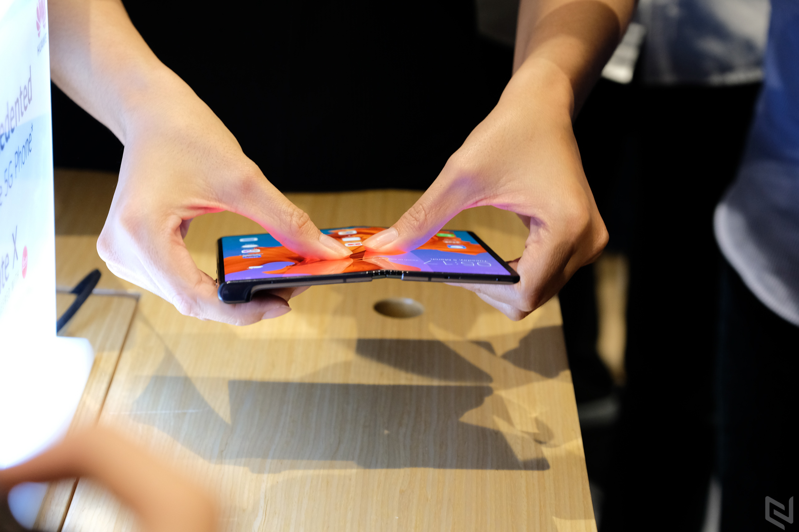 Smartphone gập Huawei Mate X sẽ được bán ra vào cuối tháng này