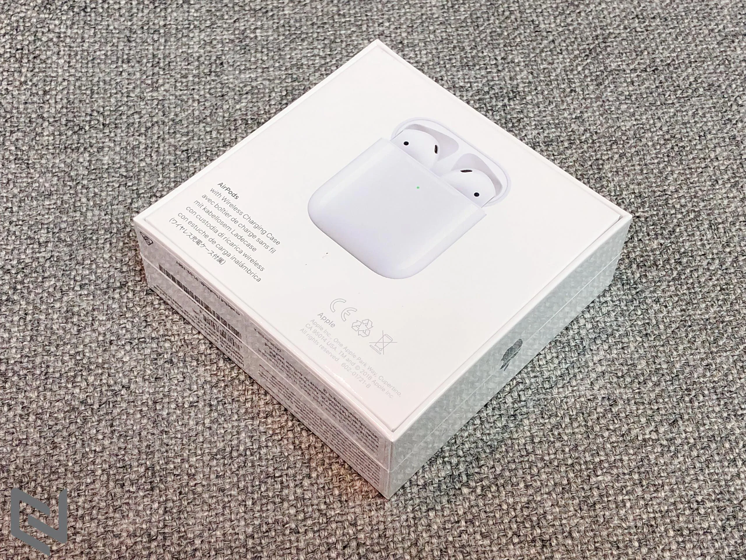 Trên tay AirPods 2 đầu tiên Việt Nam, thiết kế như đời cũ, hộp sạc không dây tiện lợi