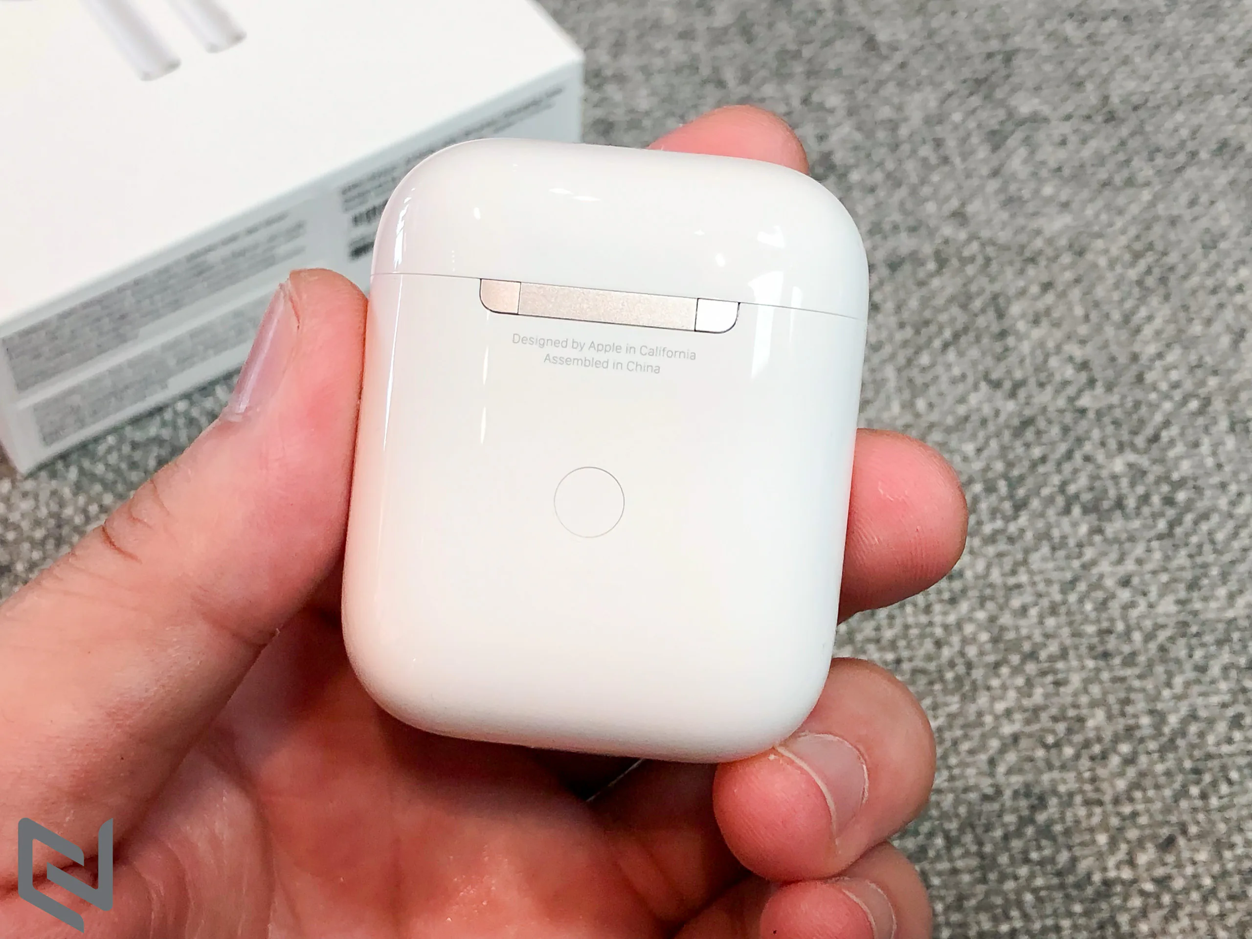 Trên tay AirPods 2 đầu tiên Việt Nam, thiết kế như đời cũ, hộp sạc không dây tiện lợi
