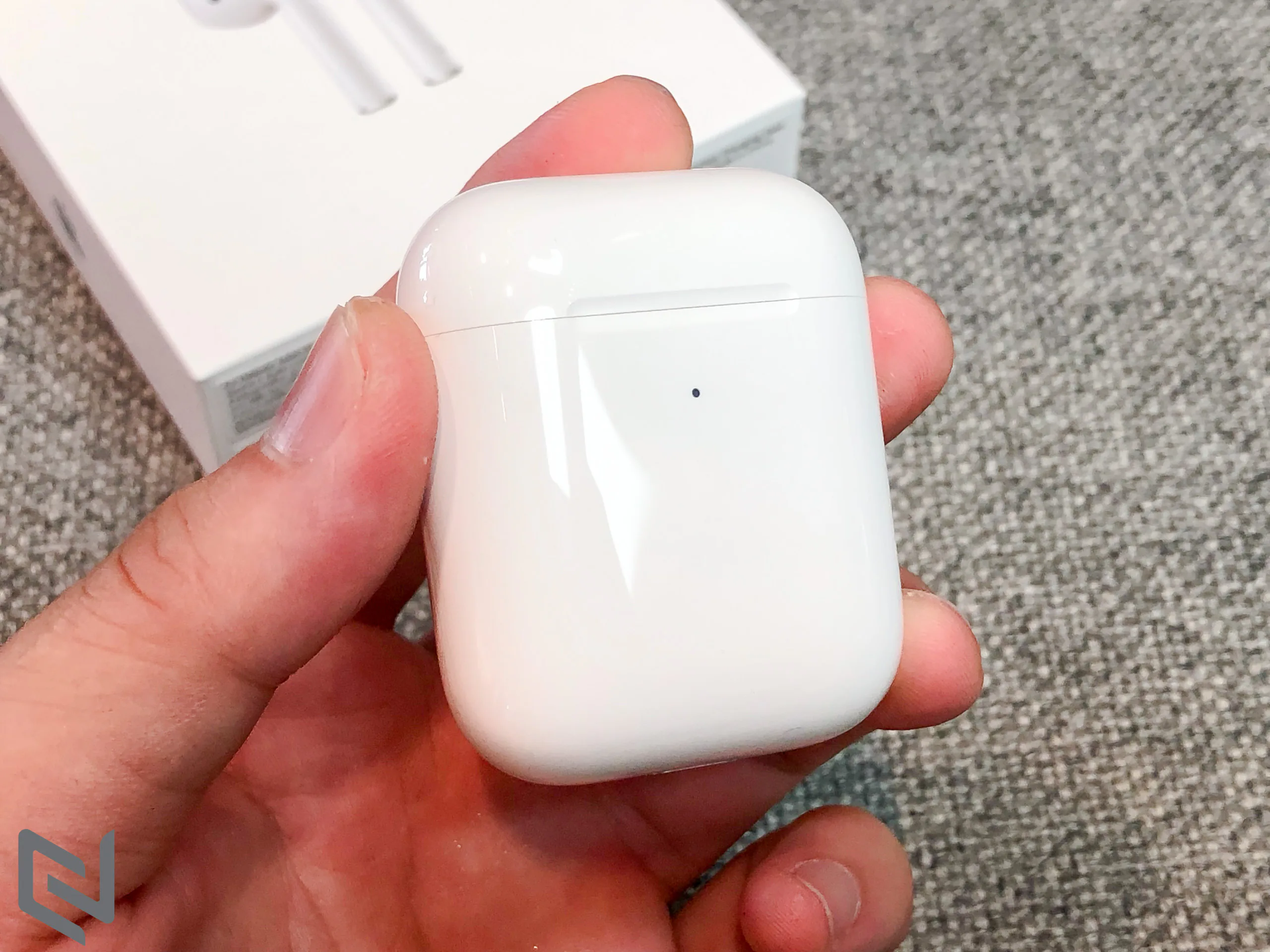 Trên tay AirPods 2 đầu tiên Việt Nam, thiết kế như đời cũ, hộp sạc không dây tiện lợi