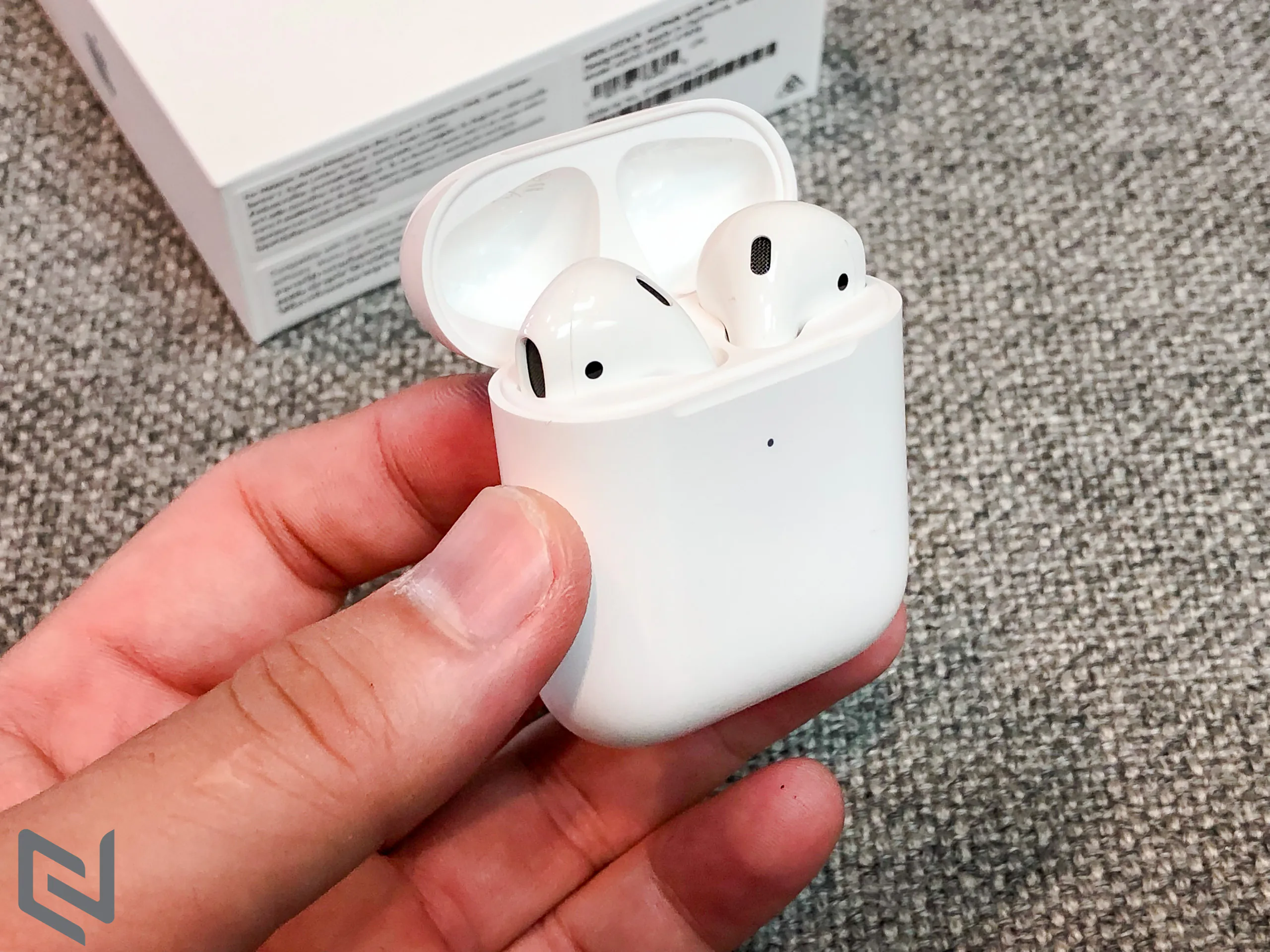 Trên tay AirPods 2 đầu tiên Việt Nam, thiết kế như đời cũ, hộp sạc không dây tiện lợi