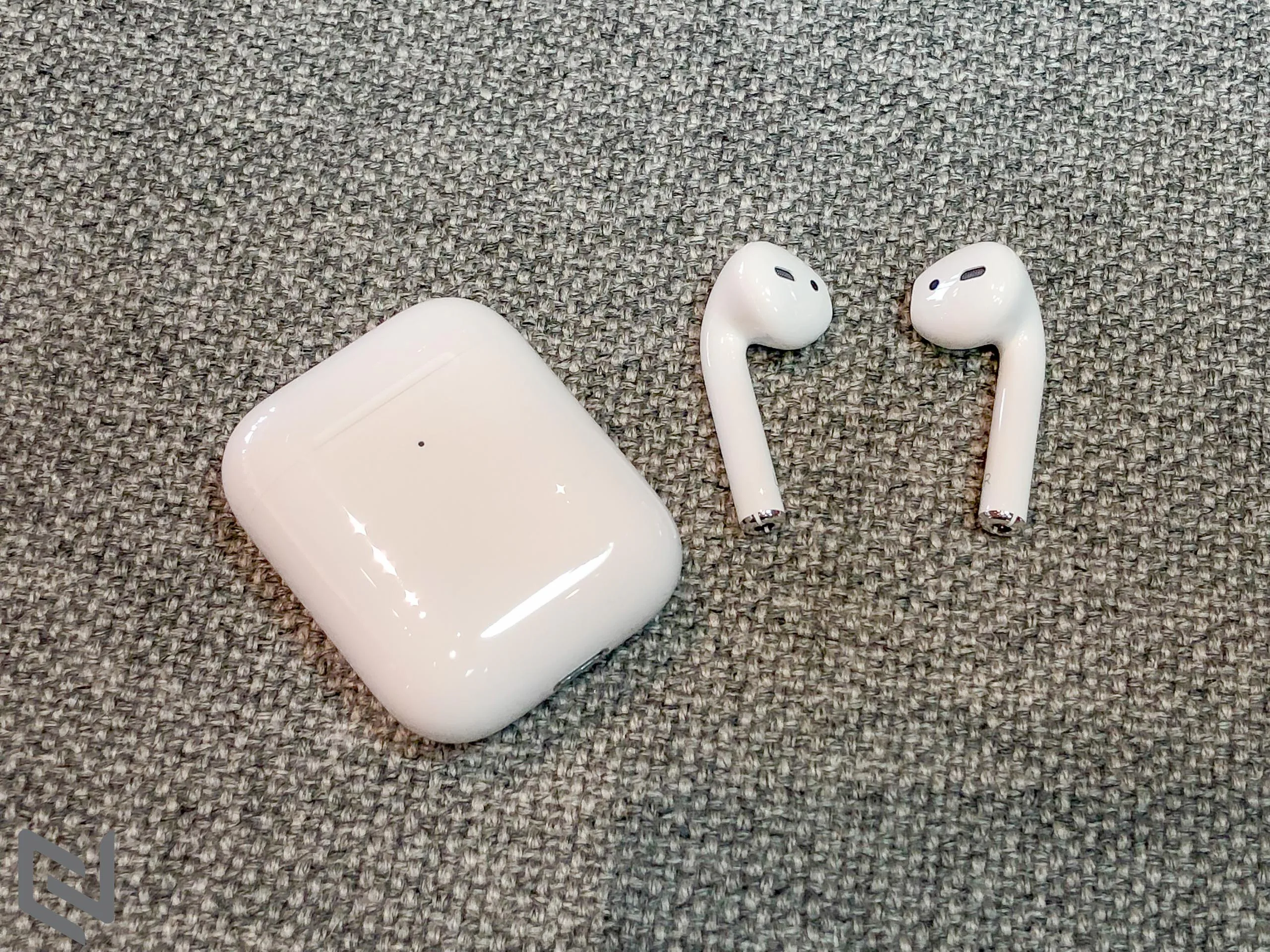Trên tay AirPods 2 đầu tiên Việt Nam, thiết kế như đời cũ, hộp sạc không dây tiện lợi