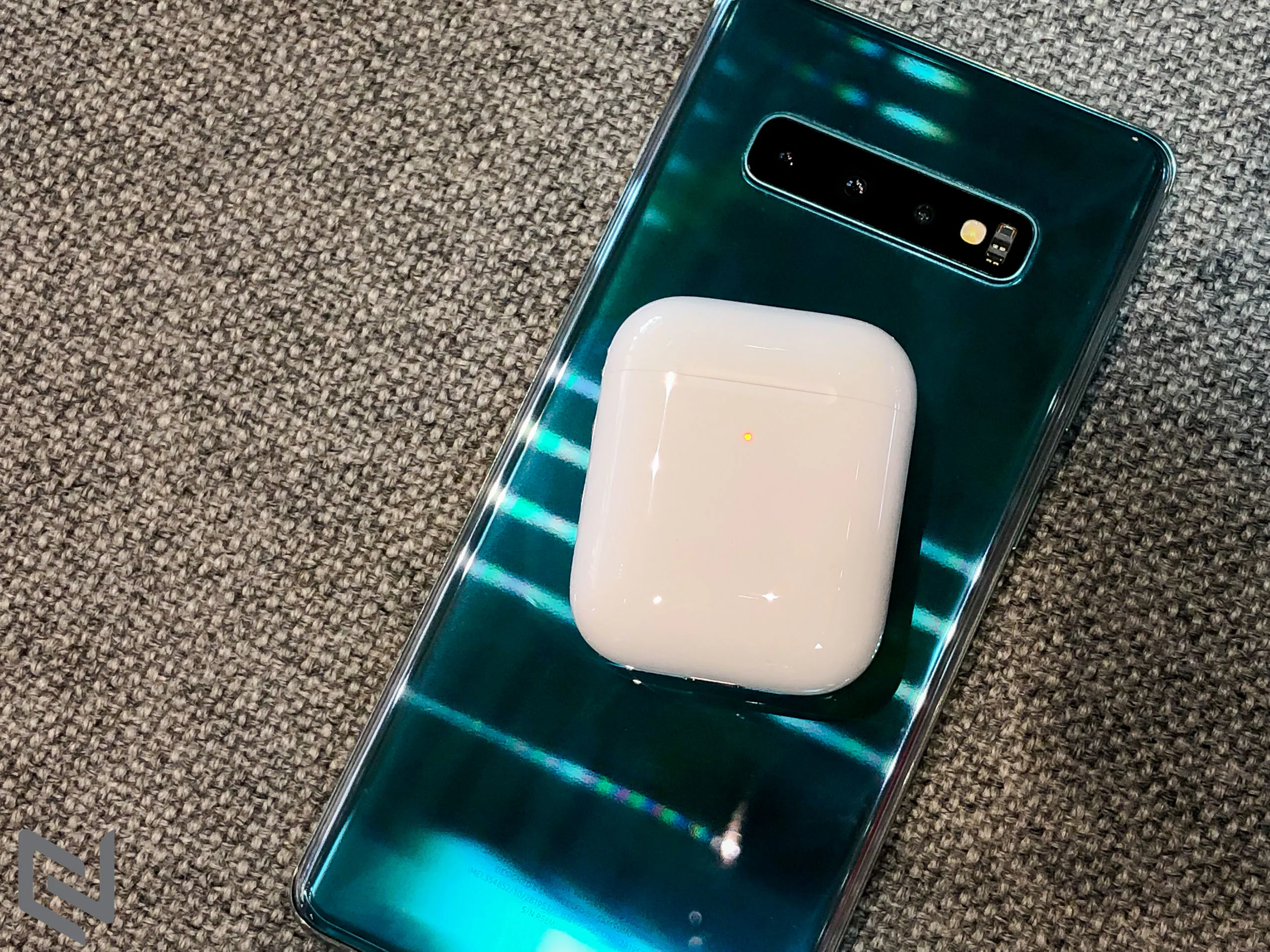 Trên tay AirPods 2 đầu tiên Việt Nam, thiết kế như đời cũ, hộp sạc không dây tiện lợi