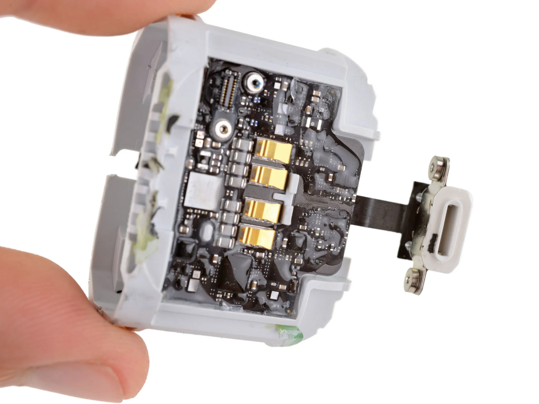 Tháo tung AirPods 2 cùng iFixit, không thể sửa nếu đã hư linh kiện
