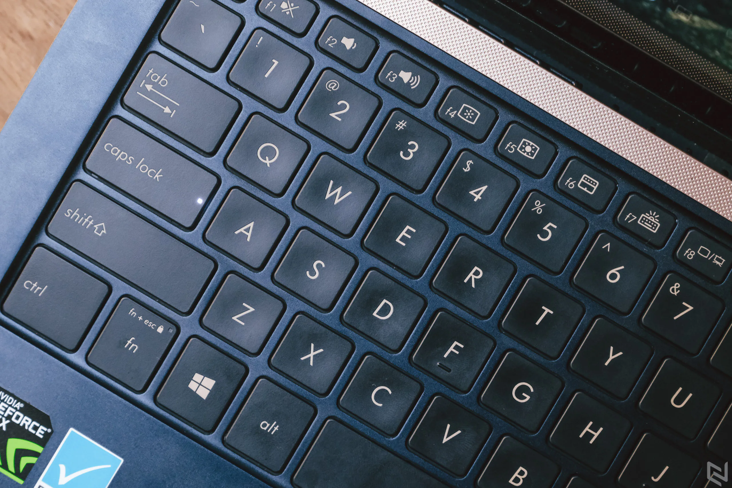Đánh giá ASUS ZenBook Pro 14 UX480FD: Truyền thống xen lẫn hiện đại, ScreenPad rất tốt
