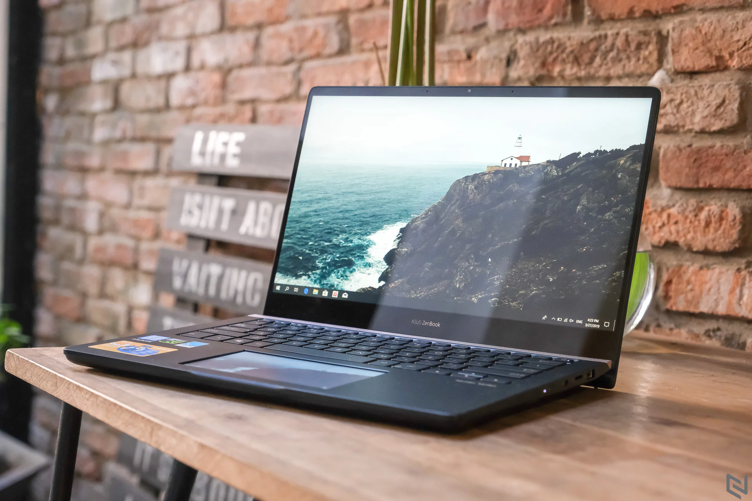 Đánh giá ASUS ZenBook Pro 14 UX480FD: Truyền thống xen lẫn hiện đại, ScreenPad rất tốt