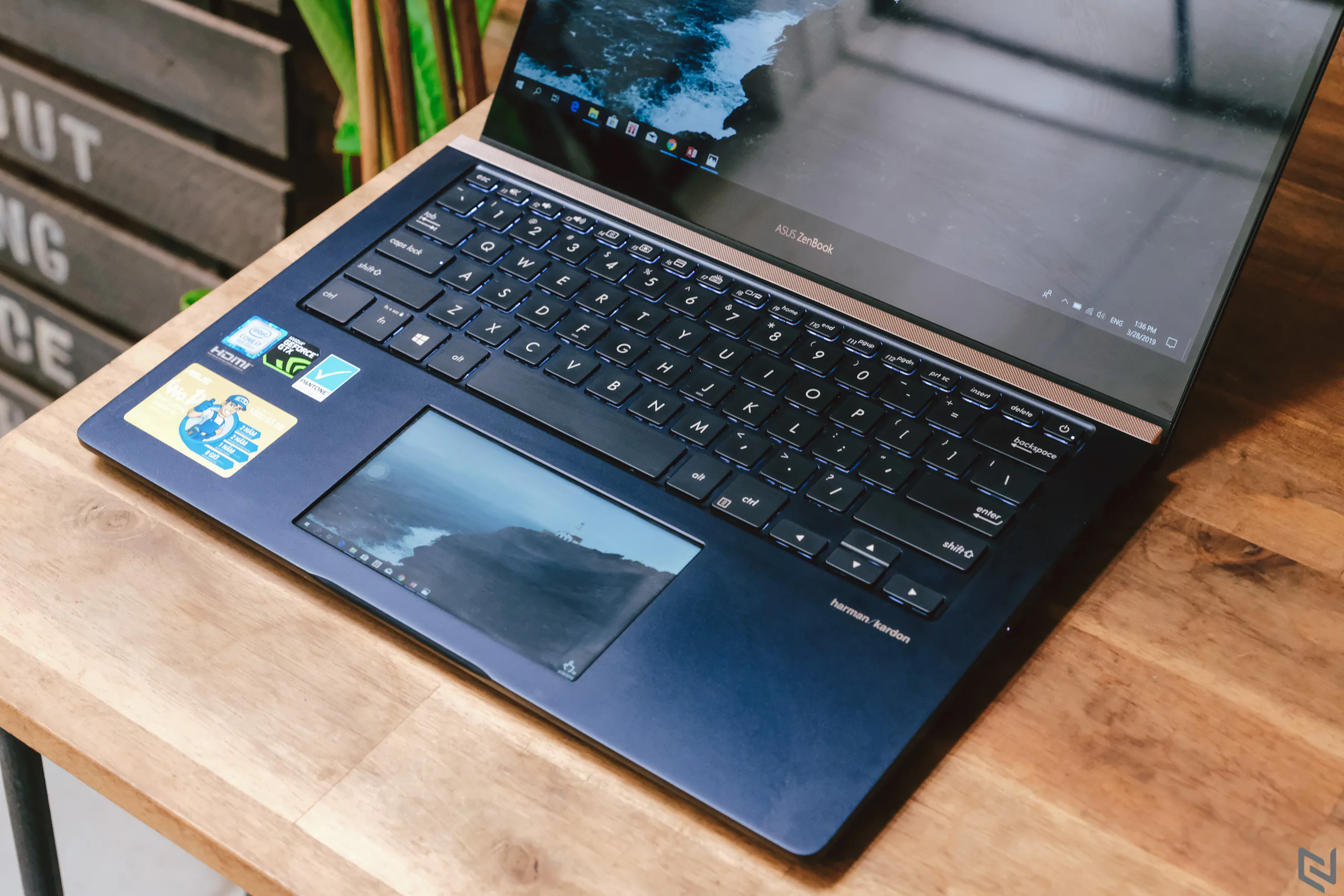 Đánh giá ASUS ZenBook Pro 14 UX480FD: Truyền thống xen lẫn hiện đại, ScreenPad rất tốt